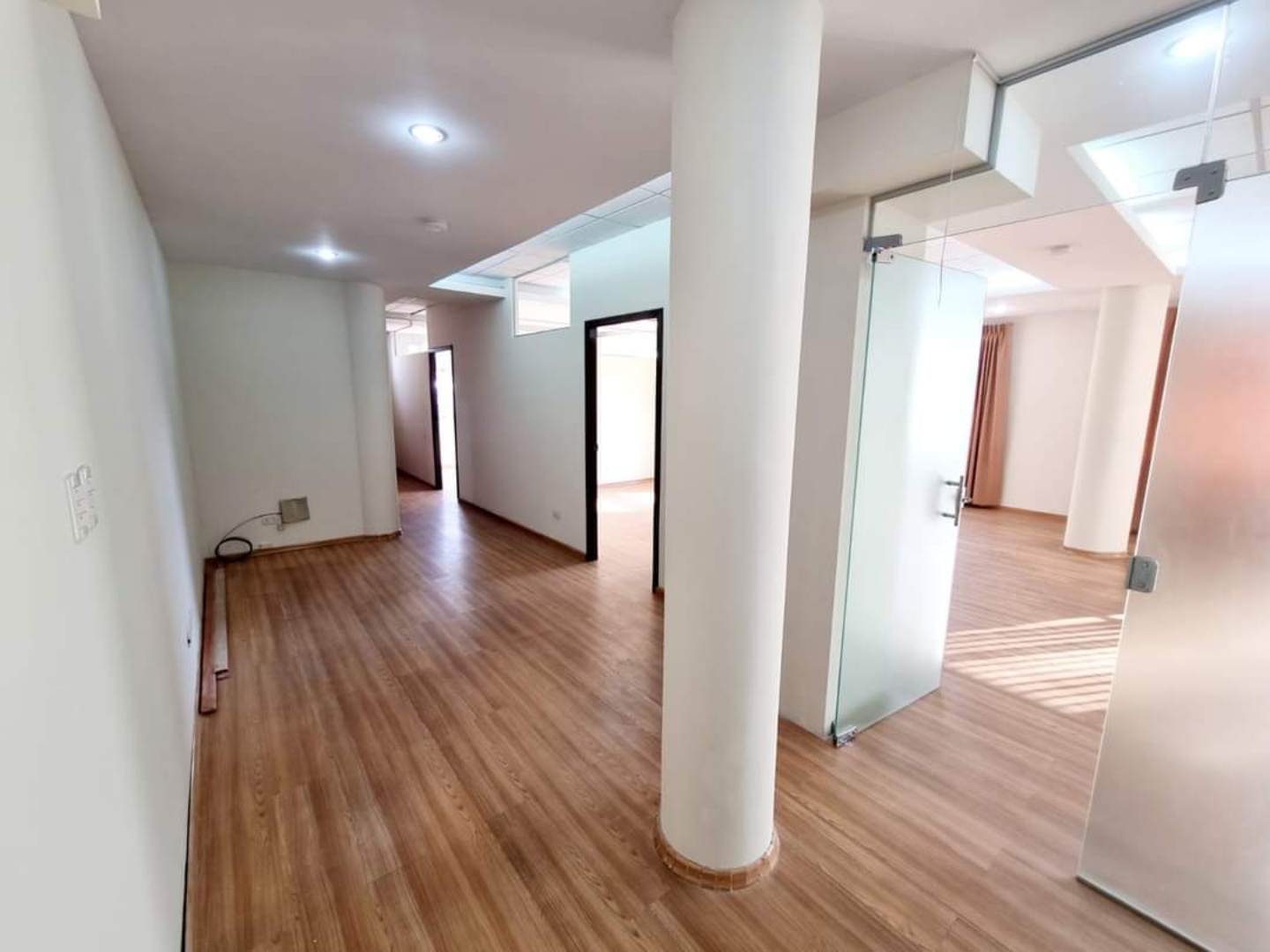 Oficina en Achumani en La Paz 1 dormitorios 2 baños  Foto 15