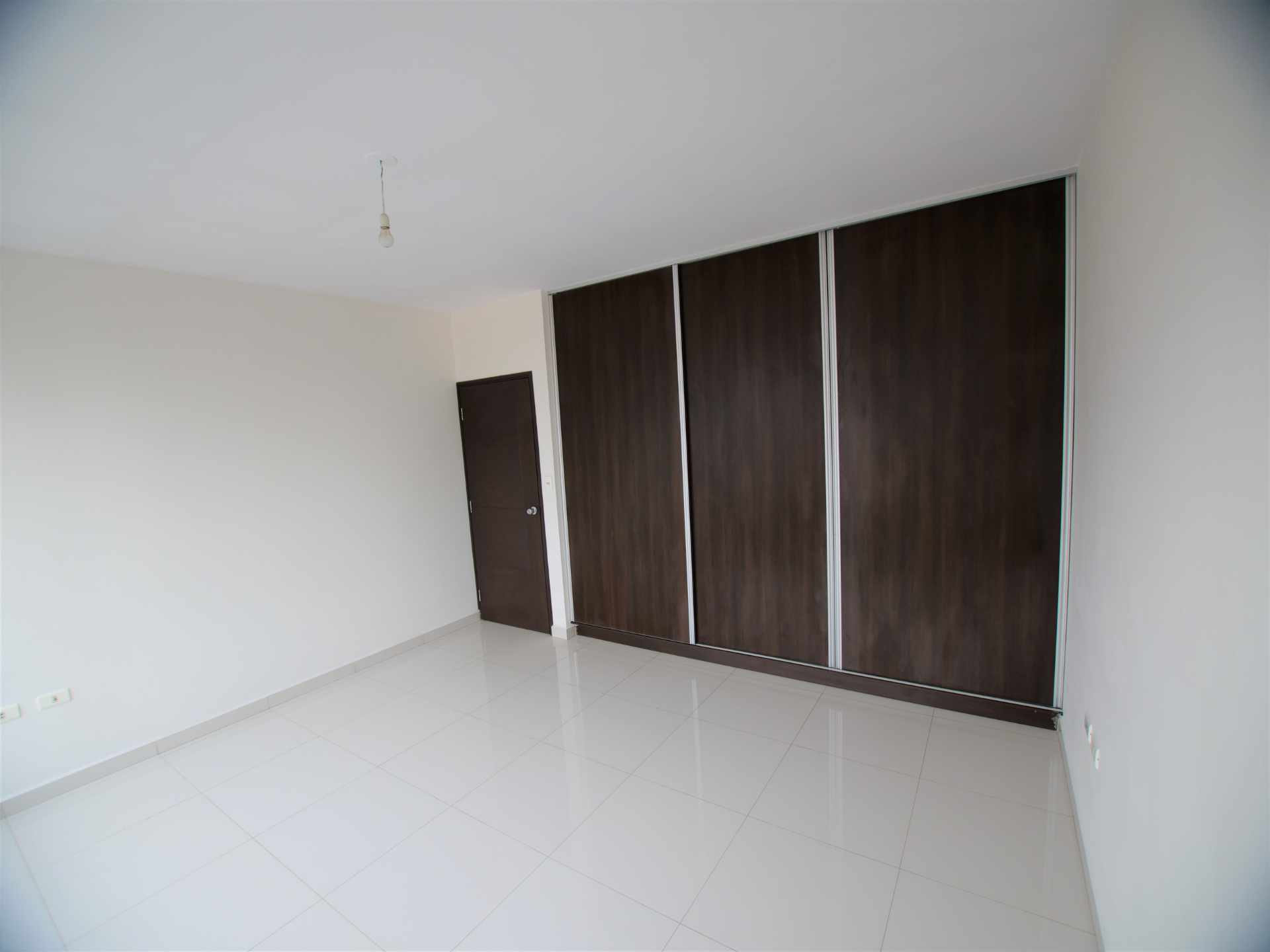 Departamento en Las Cuadras en Cochabamba 4 dormitorios 4 baños 1 parqueos Foto 4