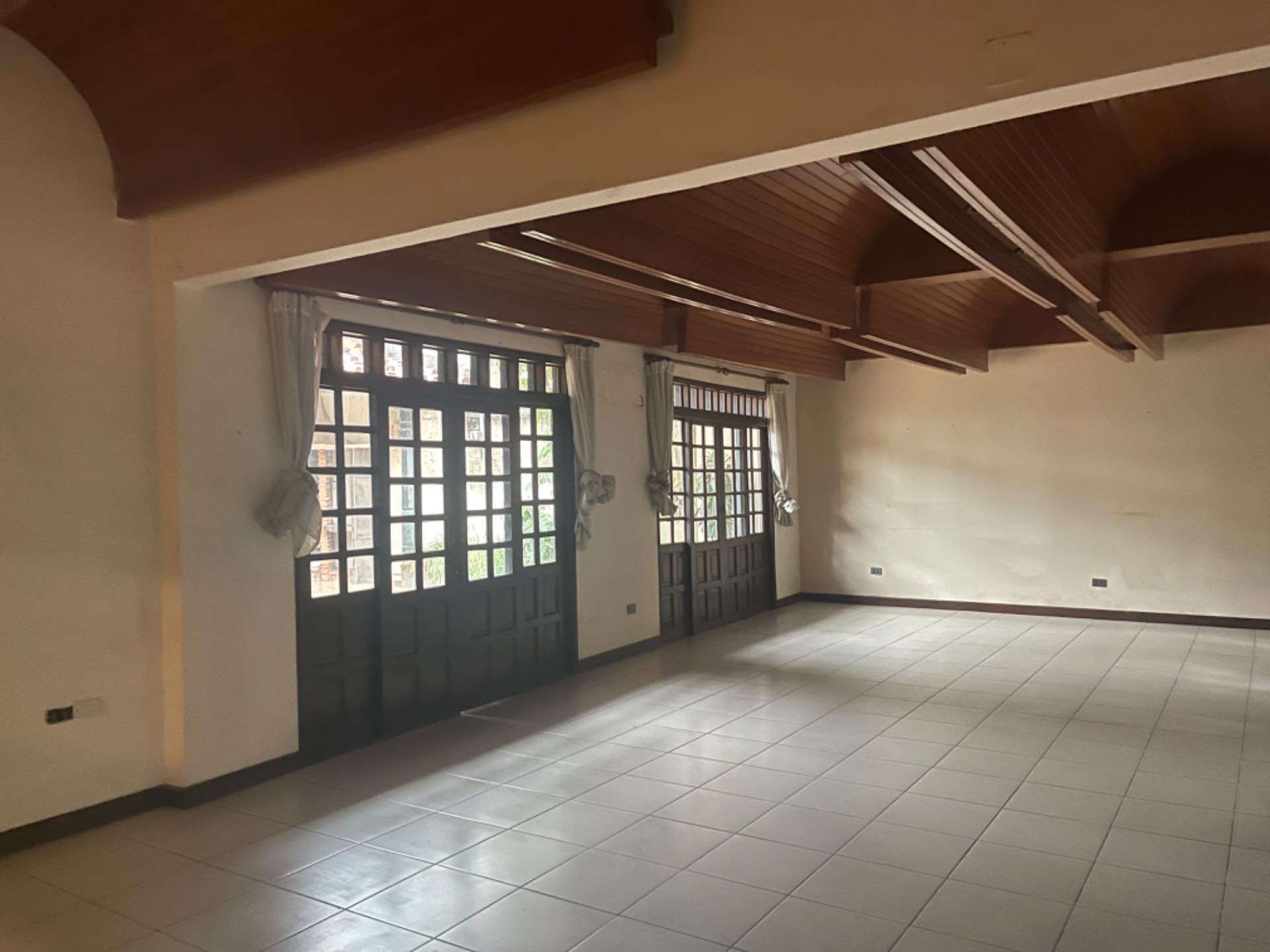 Casa Av Los Cusis zona Norte entre Beni y Banzer Foto 16