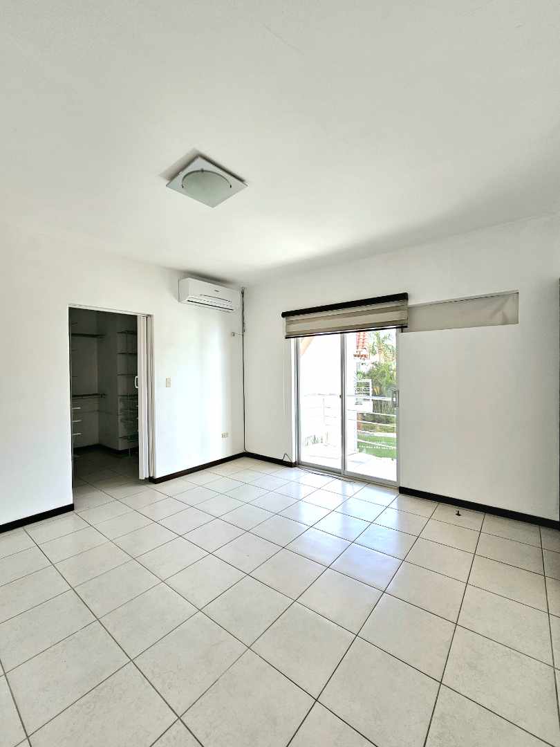 Casa en Entre 5to y 6to anillo Norte en Santa Cruz de la Sierra 3 dormitorios 3 baños 2 parqueos Foto 12