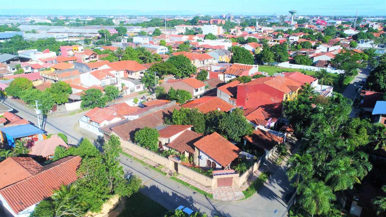 Casa en VentaAV PARAGUA 4TO ANILLO 5 dormitorios 3 baños 3 parqueos Foto 2