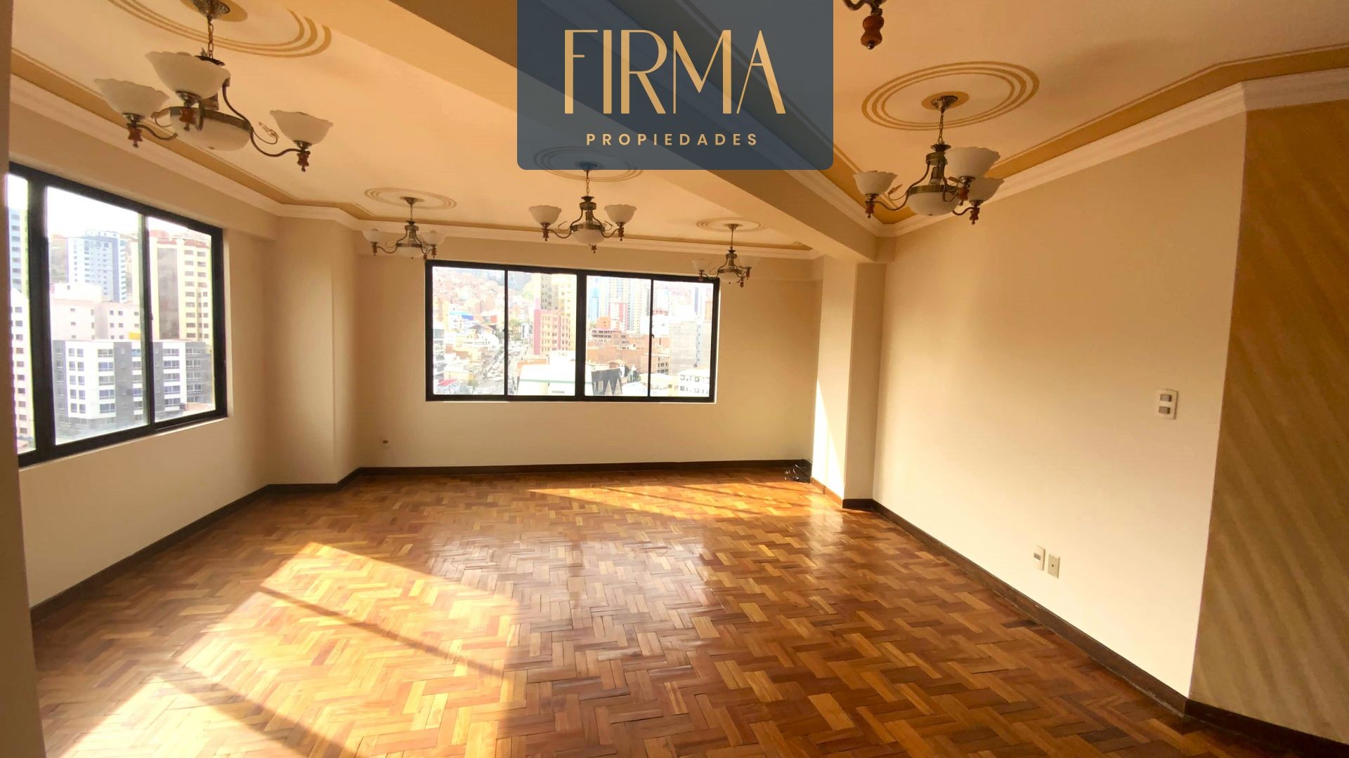 Departamento en VentaCOMPRA ESTE AMPLIO Y CÉNTRICO DEPARTAMENTO EN MIRAFLORES 5 dormitorios 4 baños 1 parqueos Foto 1