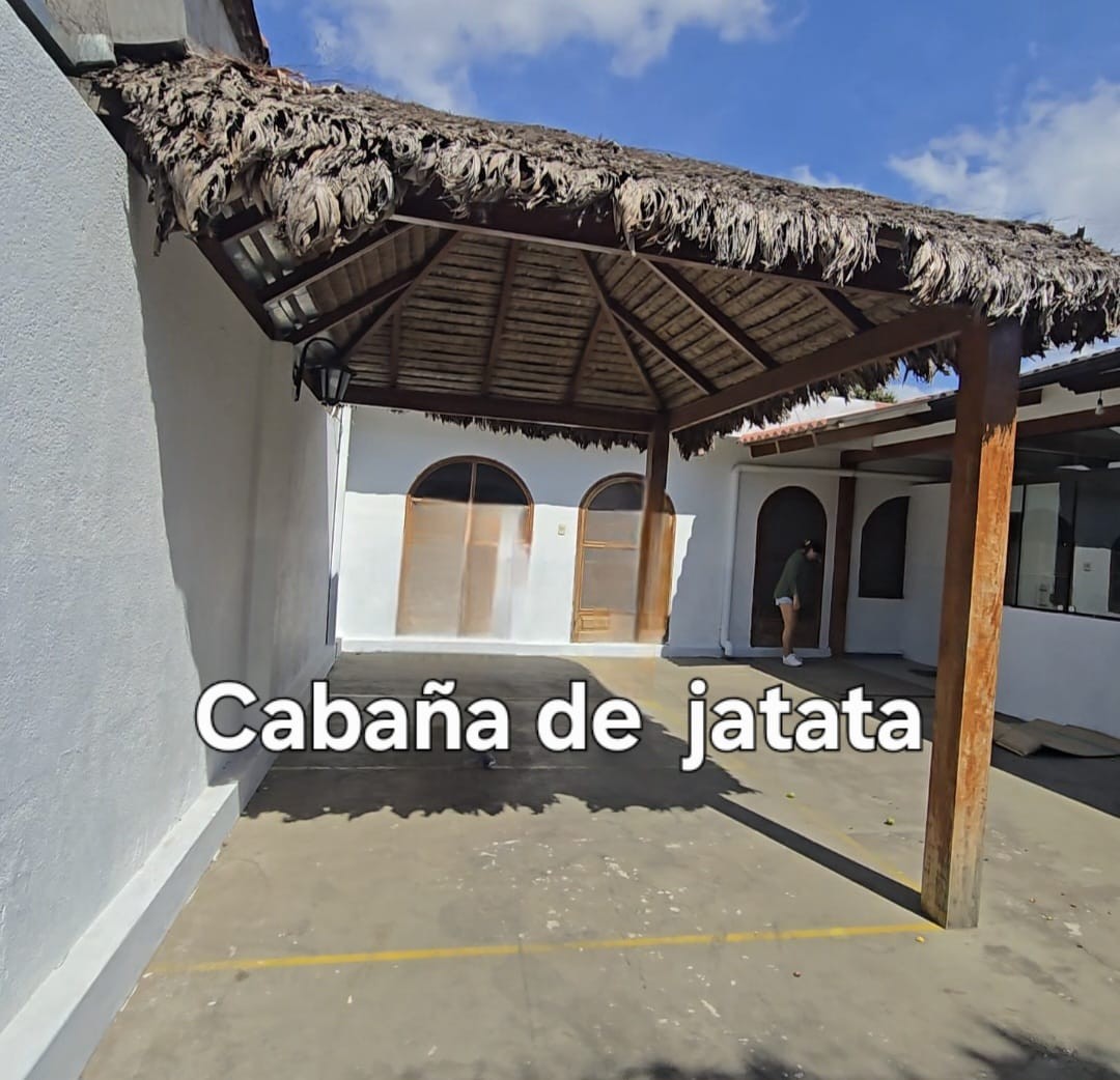 Casa en AlquilerSobre Av Casa en Alquiler zona Norte, Beni 3 dormitorios 2 baños 3 parqueos Foto 3