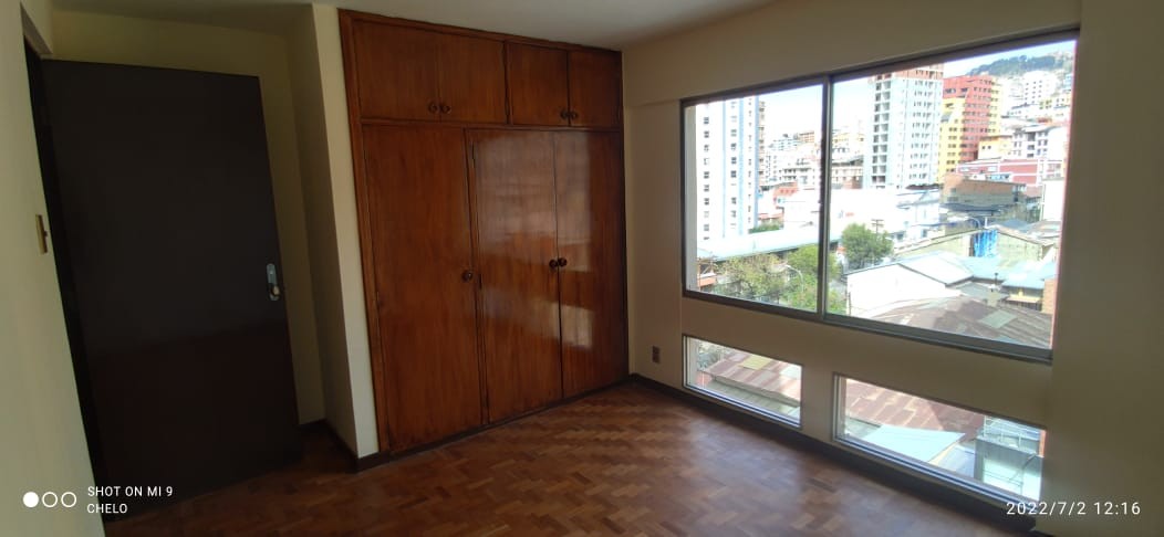 Departamento en VentaEdificio Aspiazu, zona Sopocachi. Av. 20 de Octubre esquina calle Aspiazu. 3 dormitorios 2 baños  Foto 2