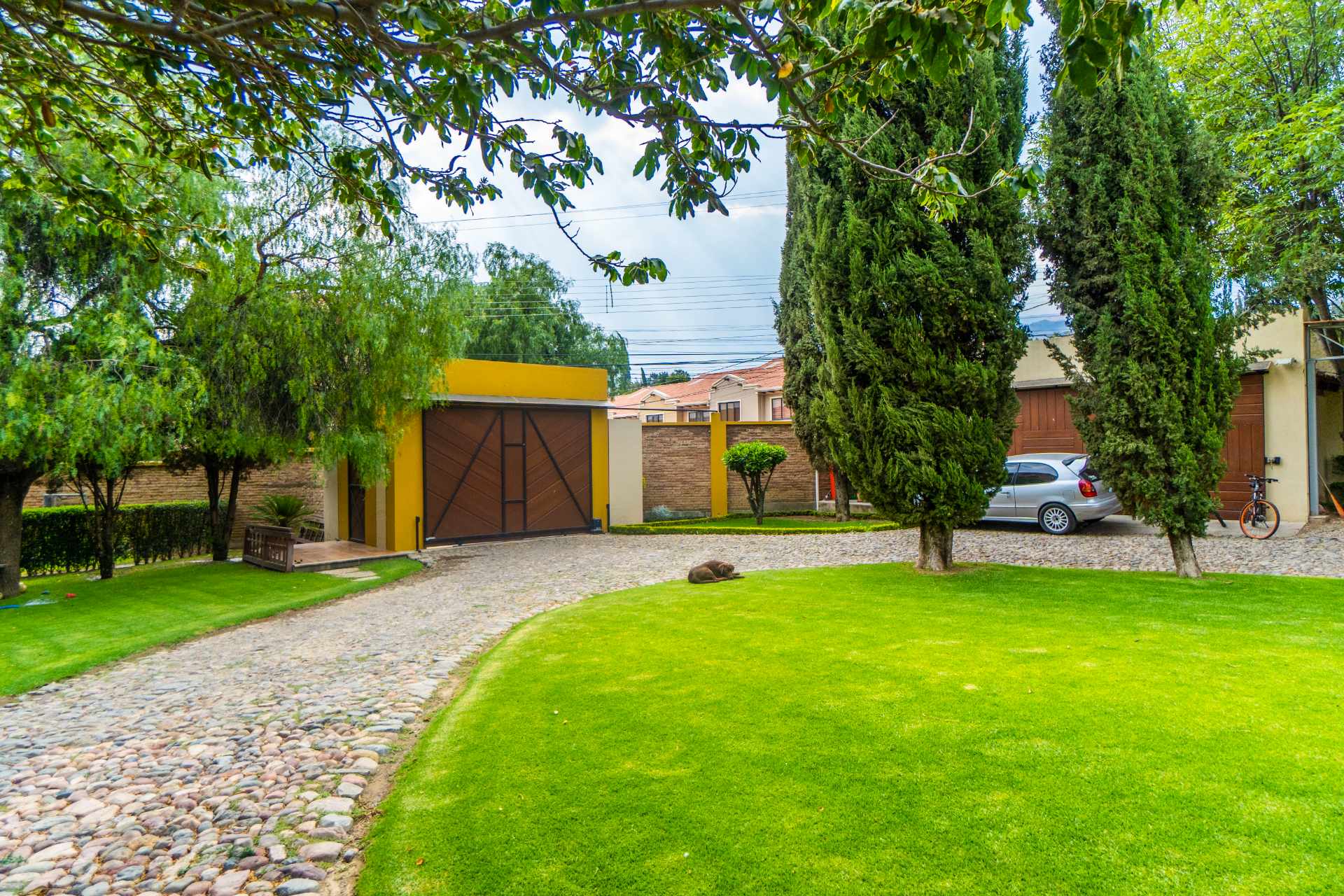 Casa en VentaFABULOSA PROPIEDAD E VENTA ZOBRE CALLE CARACOL ZONA TROJES Foto 3