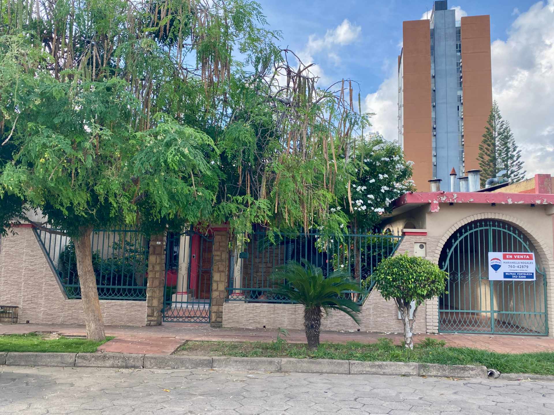 Casa en Venta Zona Norte, Hamacas, entre 3er y 4to Anillo Calle 6 Oeste a media cuadra de la Av. Beni  4 dormitorios 3 baños 4 parqueos Foto 1