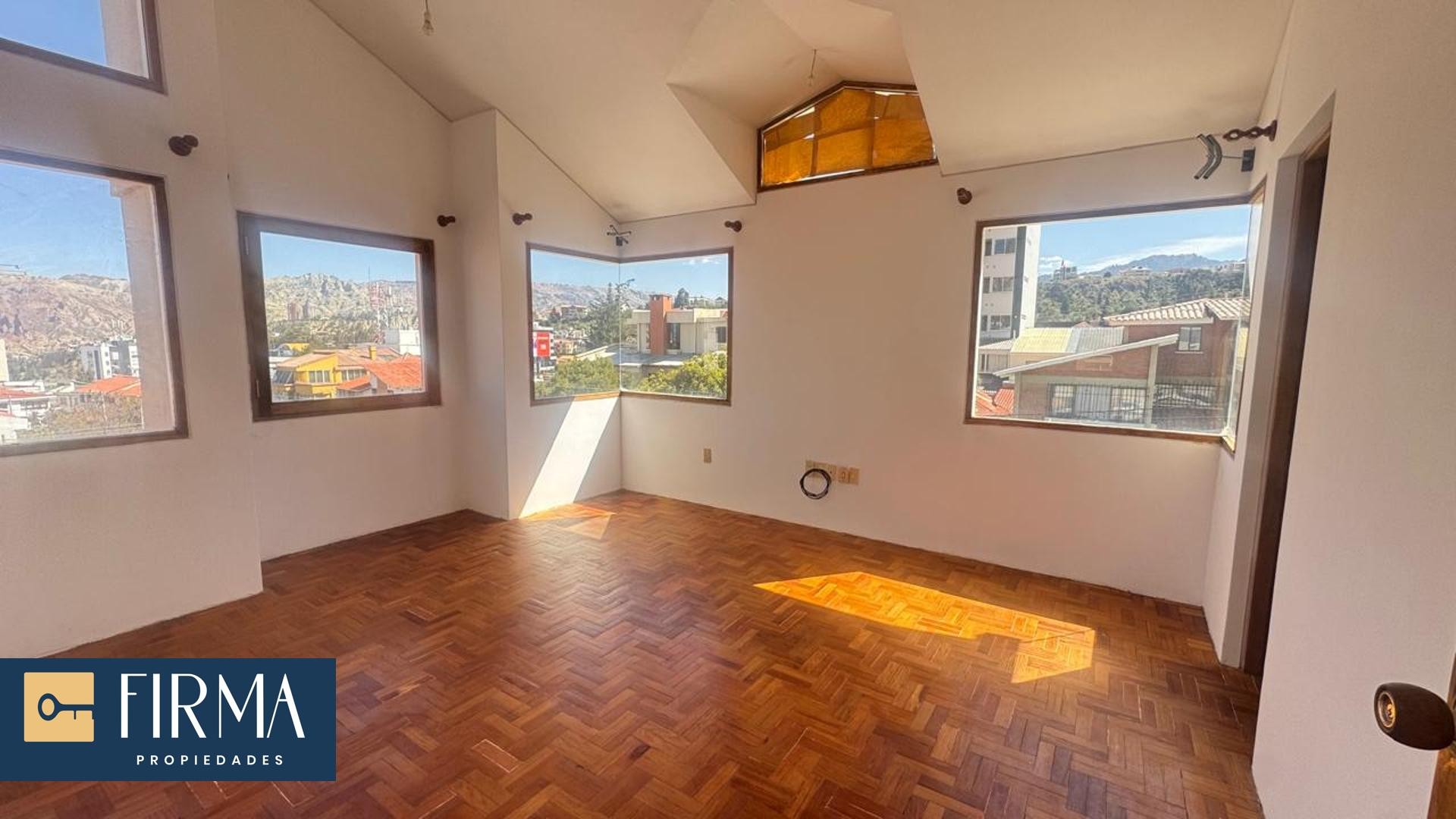 Casa en Achumani en La Paz 6 dormitorios 4 baños 2 parqueos Foto 14