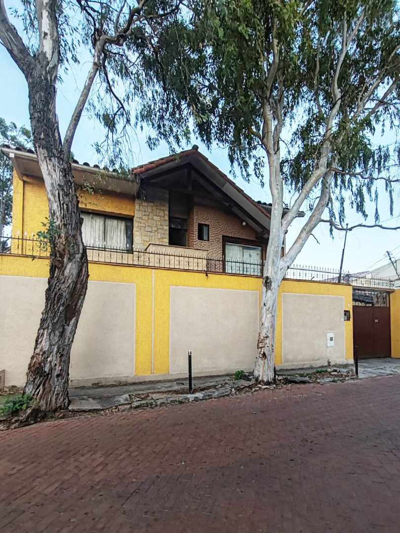 Casa en VentaZONA ESTE - AV. CANAL COTOCA
A 2 cuadras de la avenida 6 dormitorios 4 baños 3 parqueos Foto 5