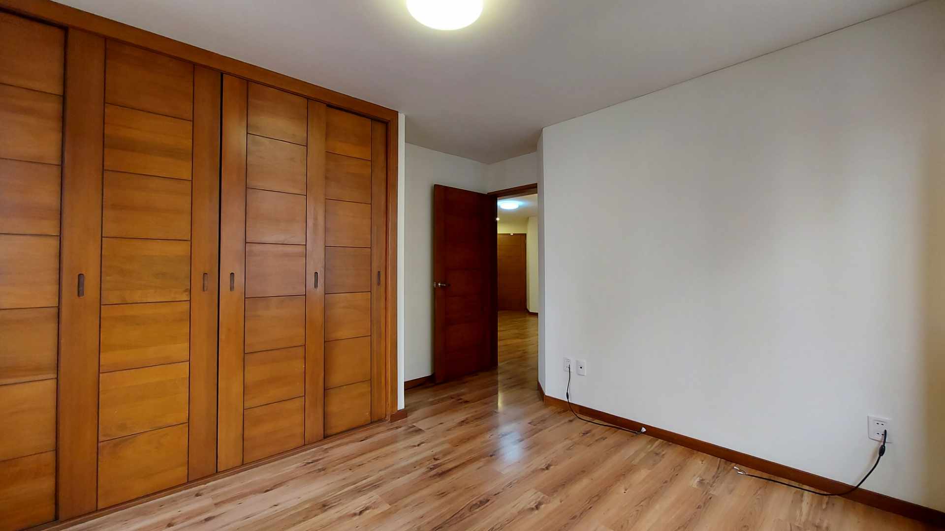 Departamento Av. 6 de Agosto, cerca a la Embajada Americana y Teleférico Celeste Foto 6