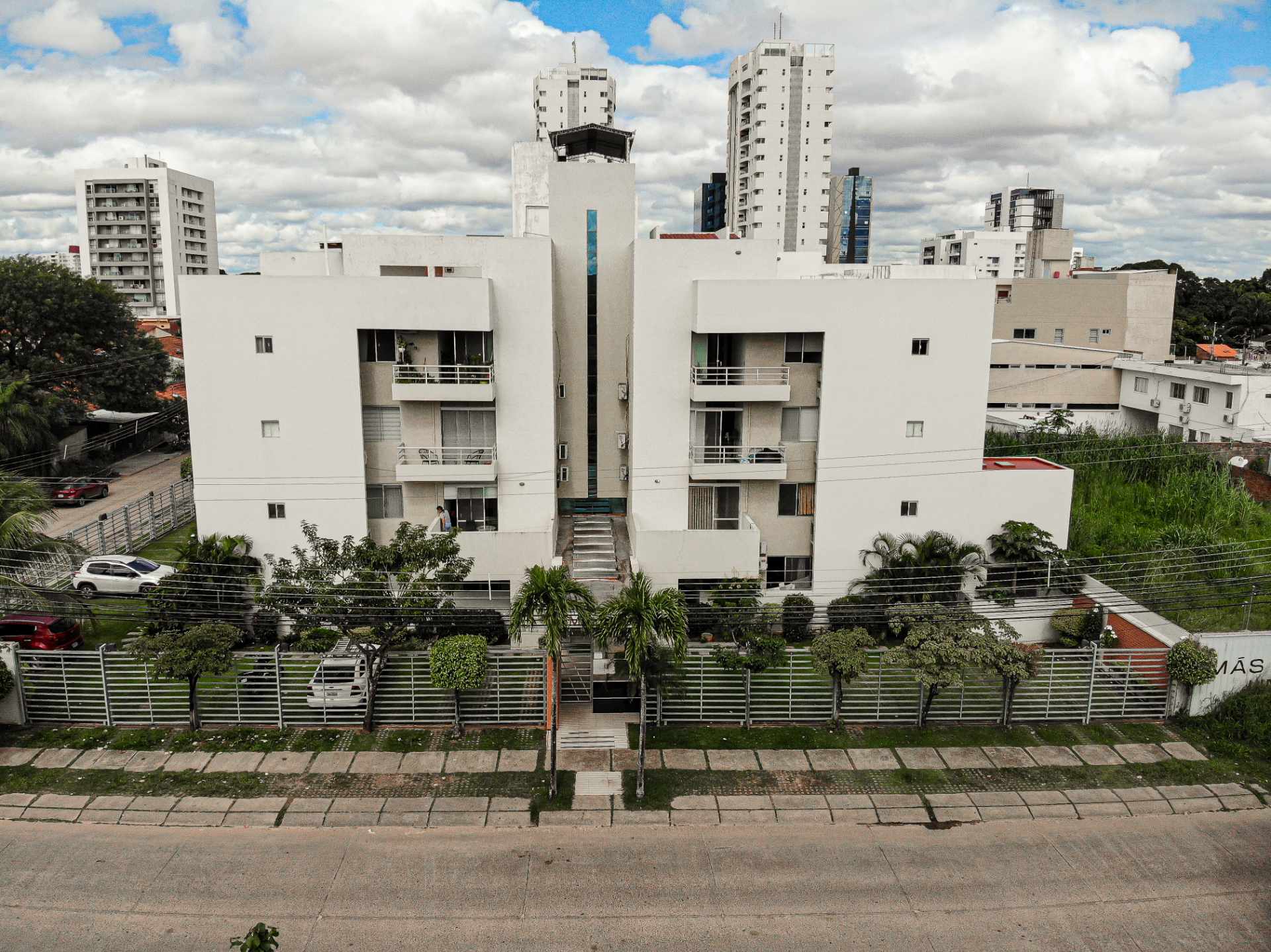 Departamento en Entre 4to y 5to anillo Norte en Santa Cruz de la Sierra 3 dormitorios 4 baños 1 parqueos Foto 1