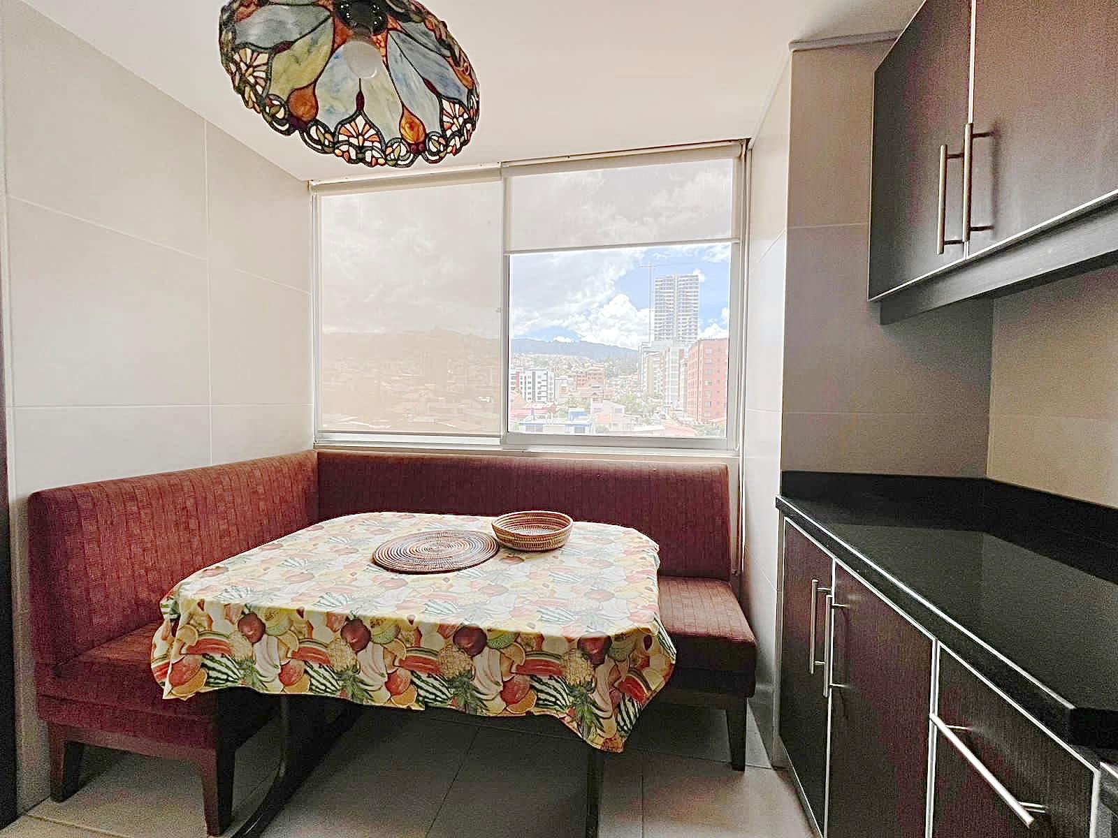 Departamento en AlquilerDEPARTAMENTO PENTHOUSE  AMOBLADO EN ALQUILER, BAJO ACHUMANI  3 dormitorios 3 baños 1 parqueos Foto 4