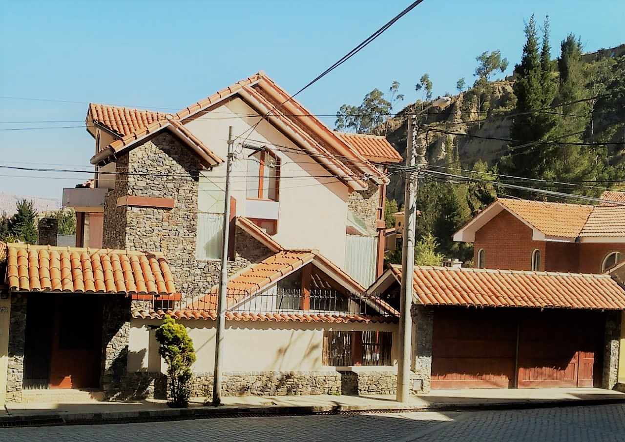 Casa en Achumani en La Paz 6 dormitorios 5 baños 3 parqueos Foto 1