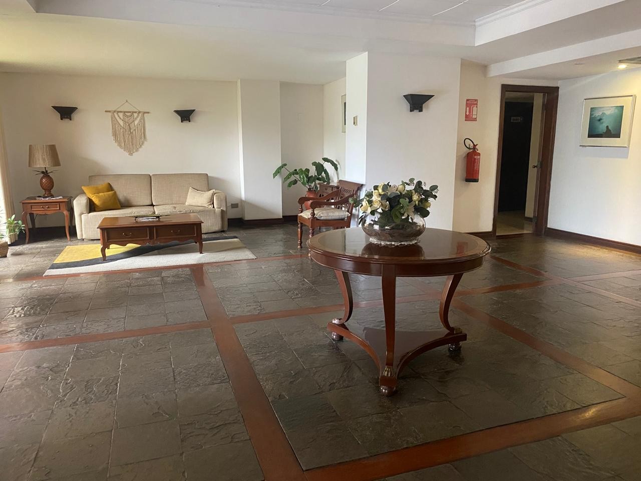 Departamento en Venta📍Av. La Salle, Edificio Mirador de Equipetrol. 3 dormitorios 3 baños 2 parqueos Foto 3
