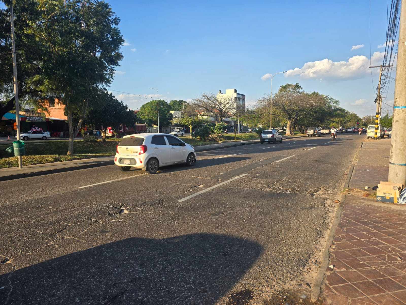 Terreno Sobre el 4to anillo entre Av, Beni y Alemana Foto 3