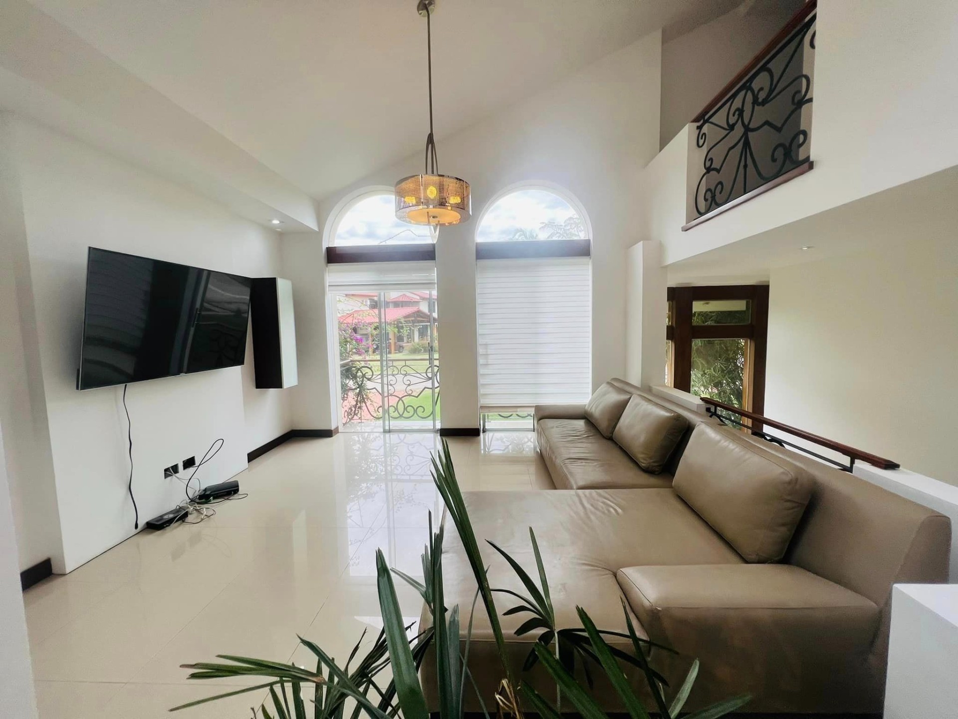 Casa en AlquilerCONDOMINIO JARDINES DEL URUBO  4 dormitorios 5 baños 3 parqueos Foto 3