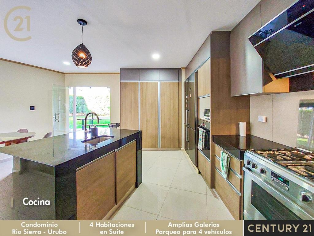 Casa en Urubó en Santa Cruz de la Sierra 4 dormitorios 5 baños 4 parqueos Foto 11