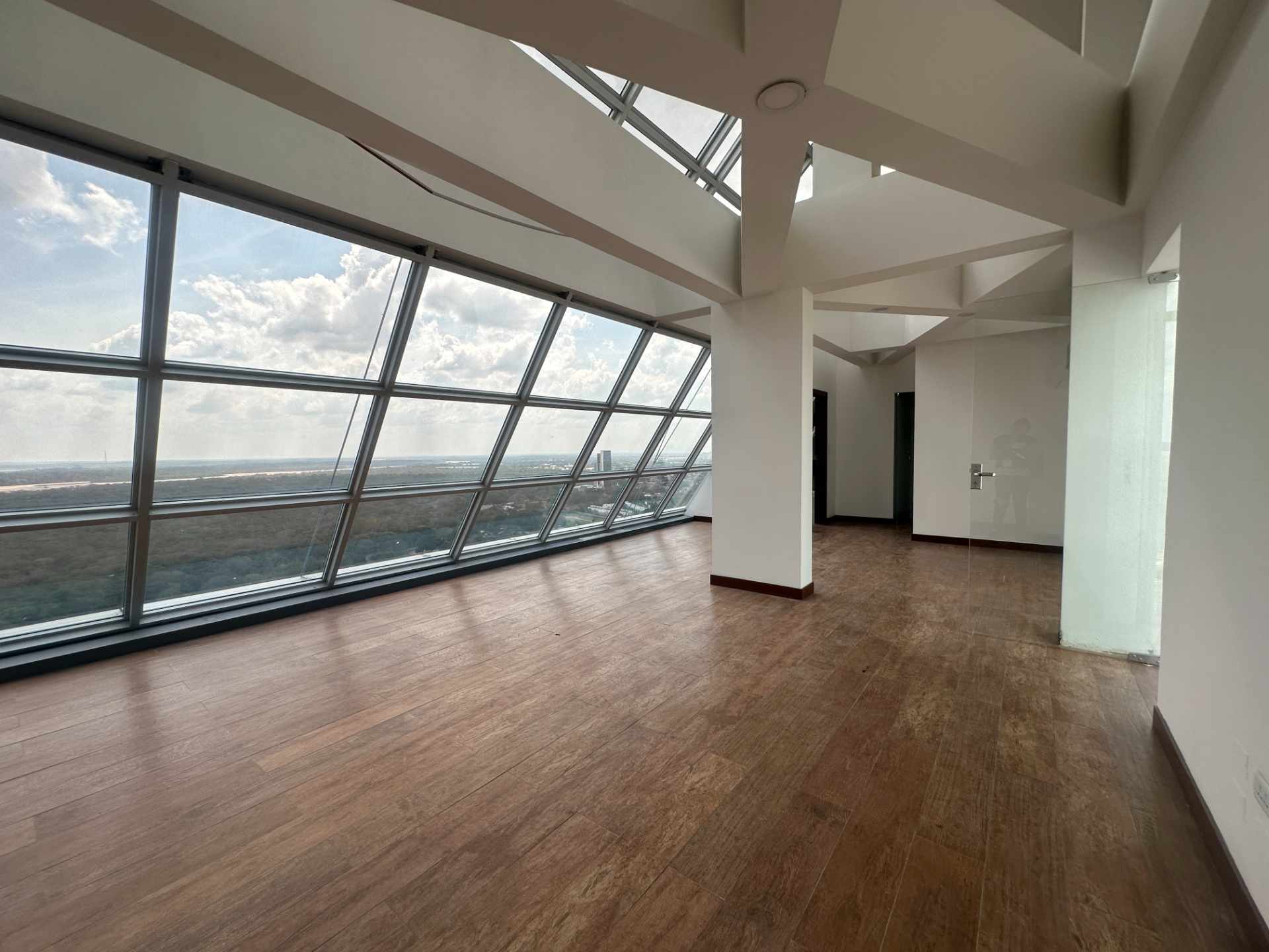 Oficina en Equipetrol en Santa Cruz de la Sierra 10 dormitorios 3 baños 2 parqueos Foto 14