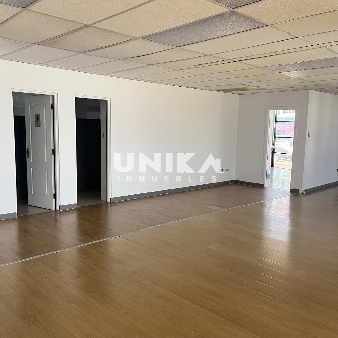 Oficina en AlquilerAMPLIA OFICINA SOLEADA EN LA MEJOR UBICACIÓN , ASCENSOR PRIVADO 4 AMBIENTES , SALA DE REUNIÓN. Foto 11