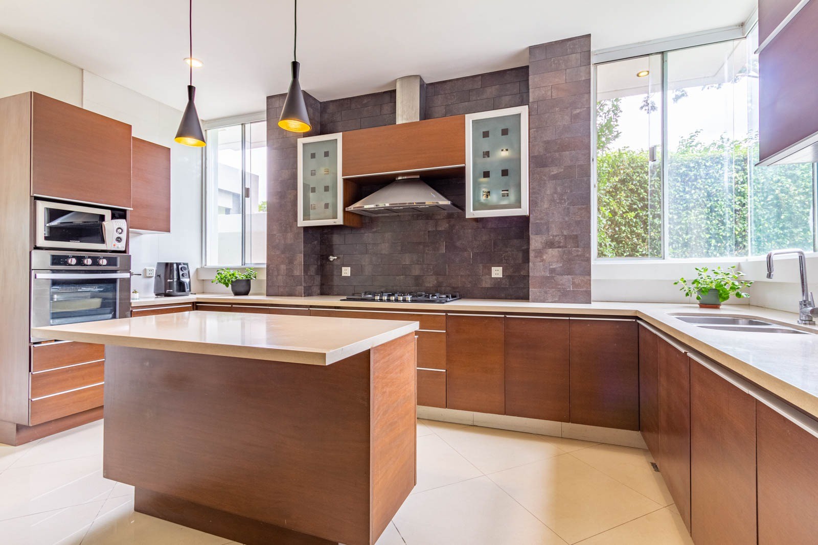 Casa URUBO CONDOMINIO JARDINES DEL URUBO 1
HERMOSA Y ELEGANTE AMOBLADA CASA EN ALQUILER !!!!
CON 4 HABITACIONES SUITE  Foto 12