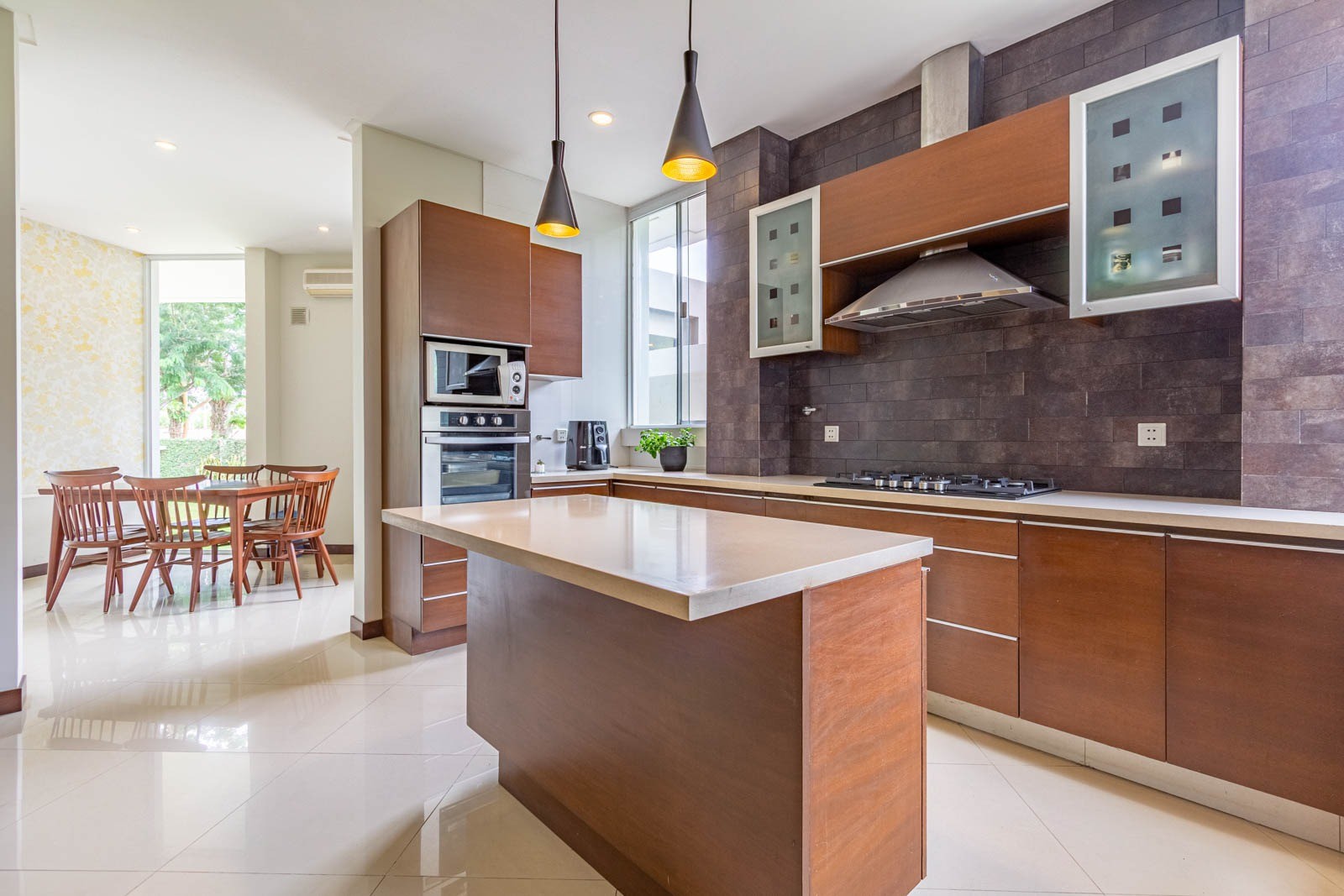 Casa URUBO CONDOMINIO JARDINES DEL URUBO 1
HERMOSA Y ELEGANTE AMOBLADA CASA EN ALQUILER !!!!
CON 4 HABITACIONES SUITE  Foto 19