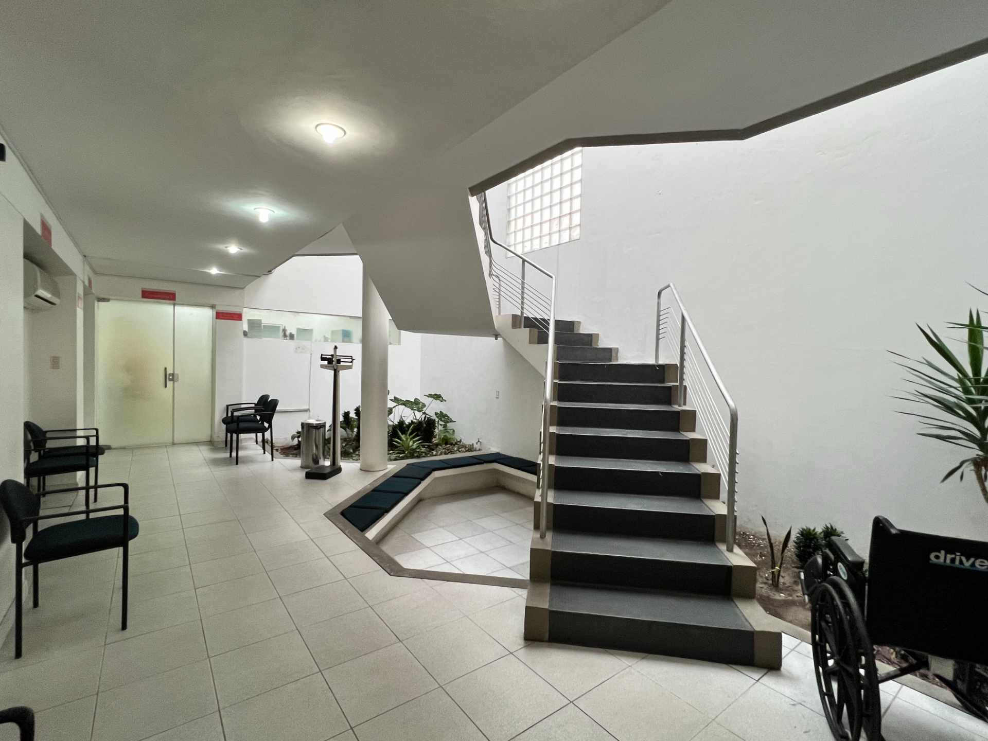 Oficina en AlquilerAV IRALA, entre calle La Paz y Cochabamba 7 dormitorios 5 baños  Foto 2