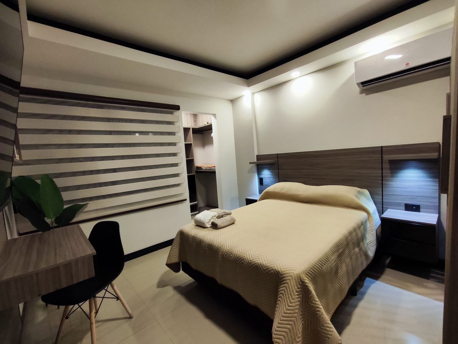 Departamento en AlquilerEn Equipetrol lujoso departamento de 2 Dormitorios Amoblado en Alquiler  3 dormitorios 2 baños 1 parqueos Foto 1