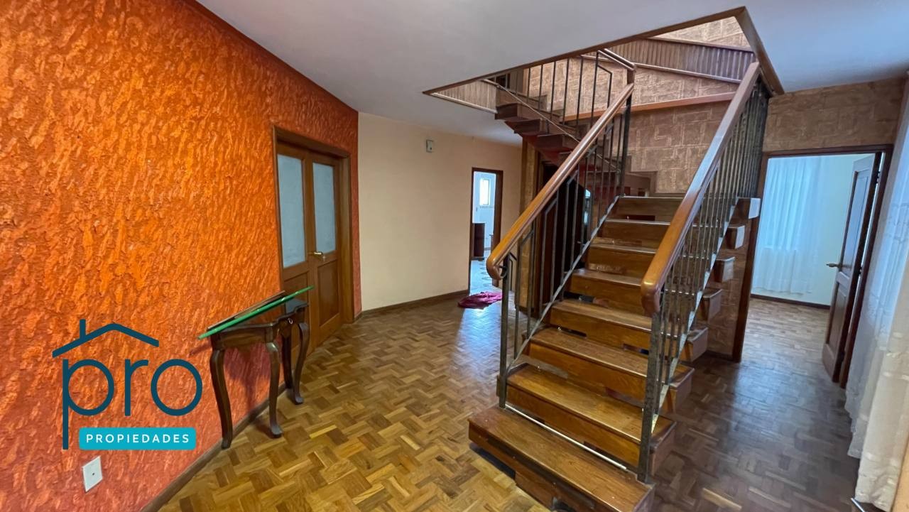 Casa en Los Pinos en La Paz 4 dormitorios 4 baños 2 parqueos Foto 1