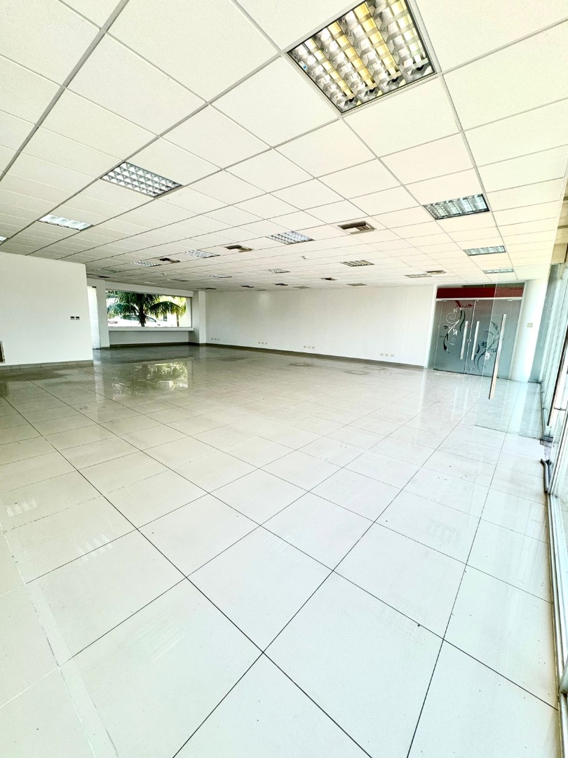 Local comercial en AlquilerAV. BANZER 8vo. anillo.  2 baños  Foto 7