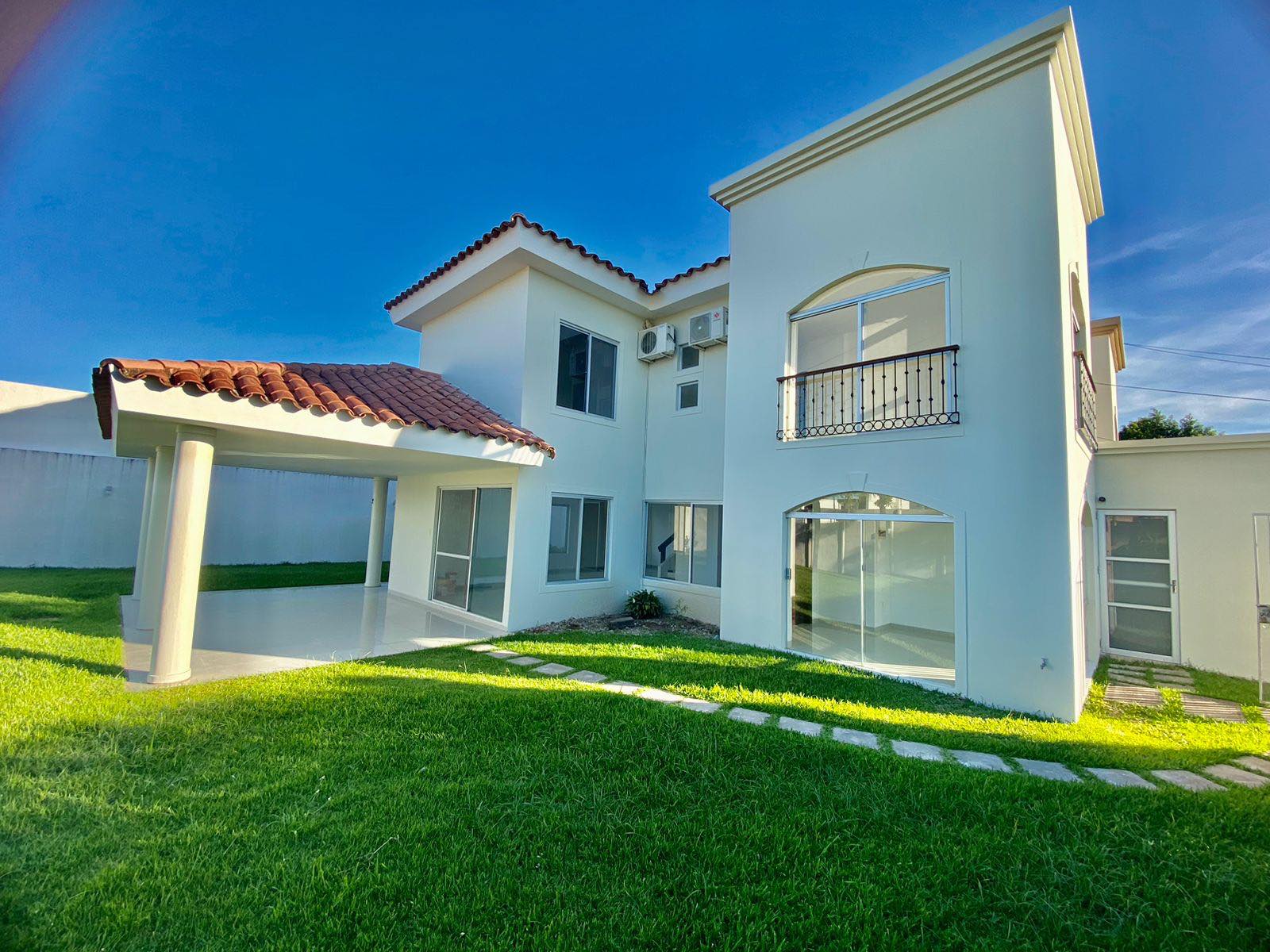 Casa en Urubó en Santa Cruz de la Sierra 3 dormitorios 4 baños 6 parqueos Foto 1