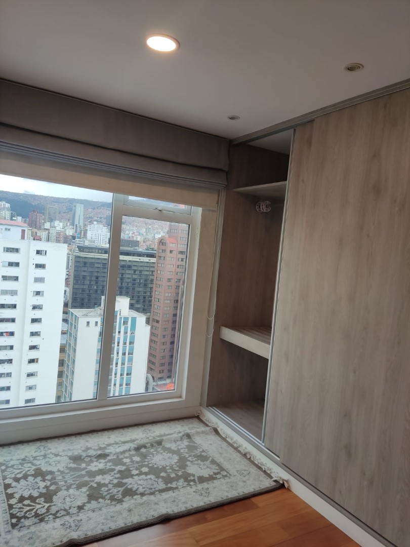 Departamento en AlquilerAv. 6 de agosto y esquina belisario salina, edif Carlos David Foto 13