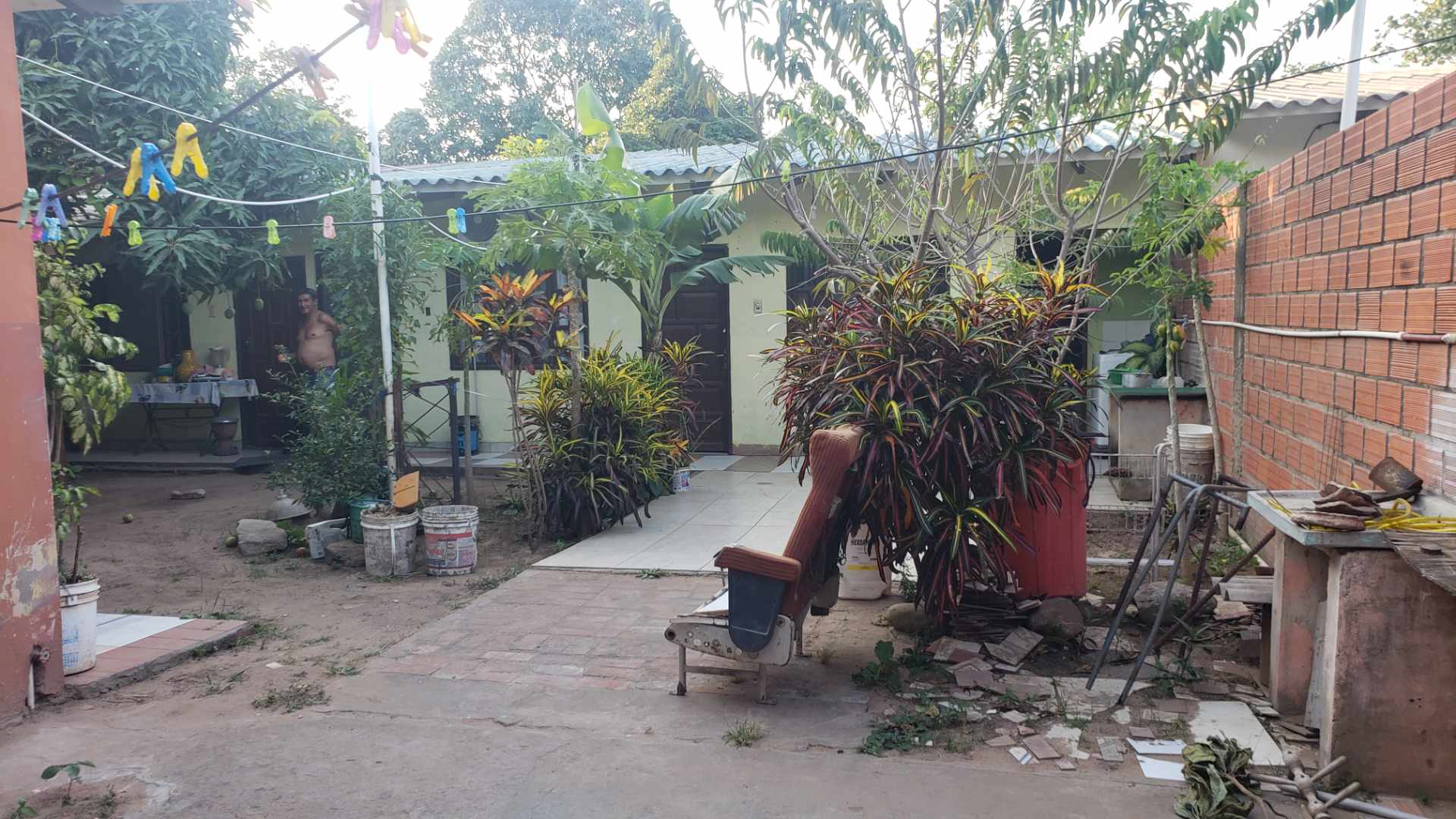 Casa en VentaBarrio los claveles a una cuandra del 9no anillo a dos cuadra de la parada de linea 92,63 es la sede al frente del barrio dorado, en la esquina de la av principal hay un gimnasio. casa amplia en ocasión. Foto 13