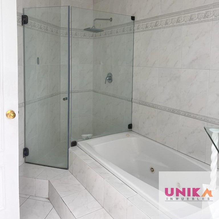 Casa en Venta🏡 HERMOSA CASA AMPLIA Y LLENA DE SOL EN VENTA, EN EL LUGAR MAS CÉNTRICO DE ACHUMANI 4 dormitorios 5 baños 4 parqueos Foto 17