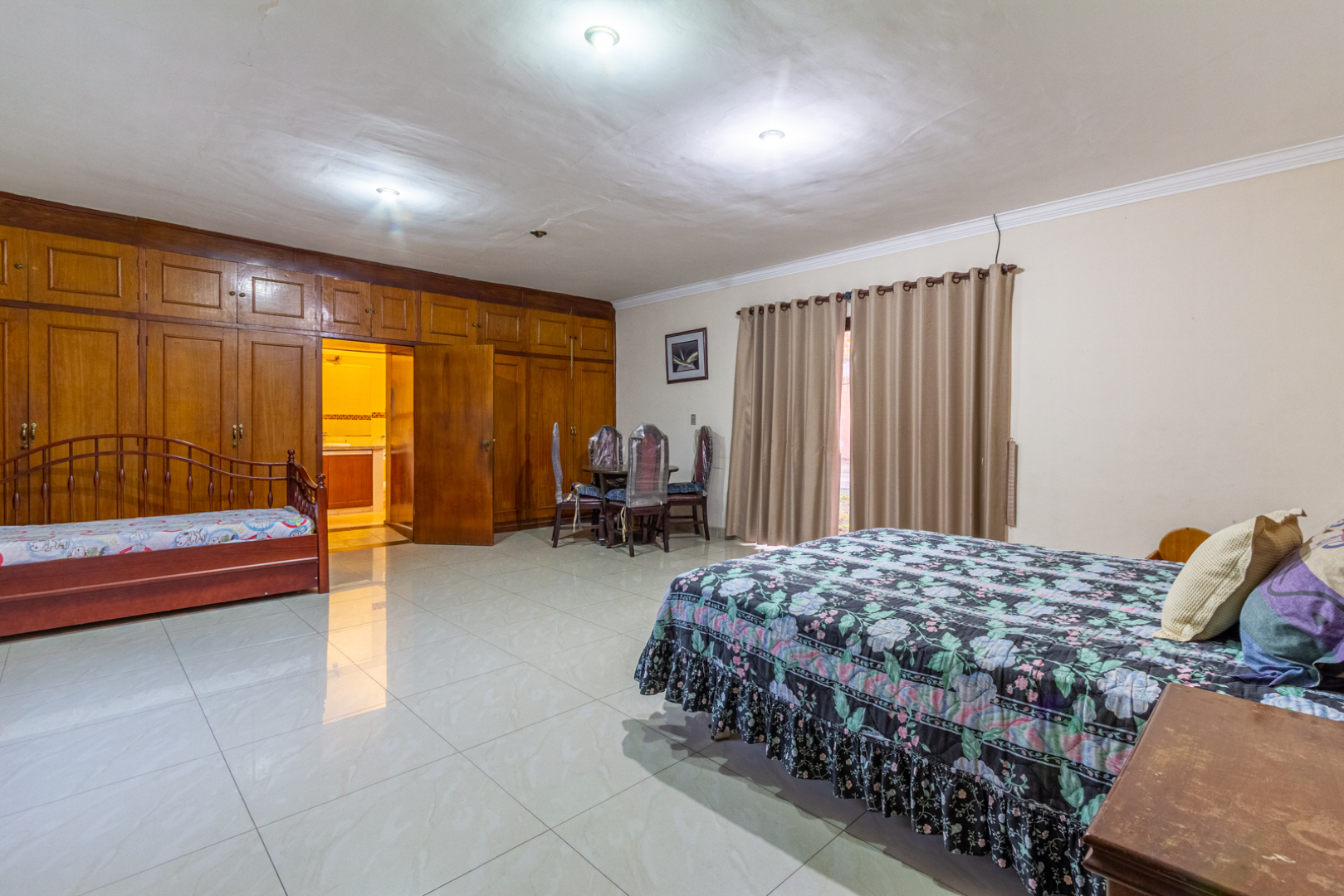 Casa en Entre 4to y 5to anillo Sur en Santa Cruz de la Sierra 5 dormitorios 5 baños 8 parqueos Foto 10