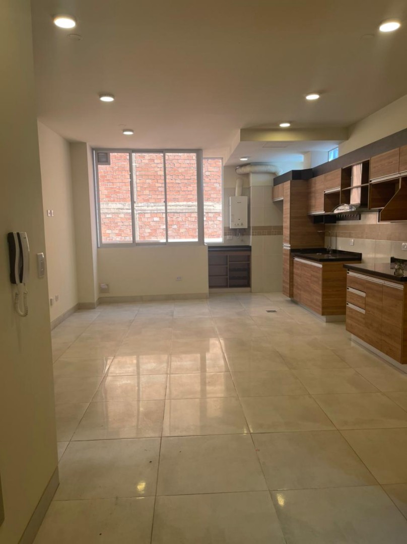 Departamento en AlquilerBS.2500.- DEPARTAMENTO  3DORM. + EXPENSAS PROX. CALLE ESTEBAN ARCE Y URUGUAY 3 dormitorios 2 baños  Foto 1