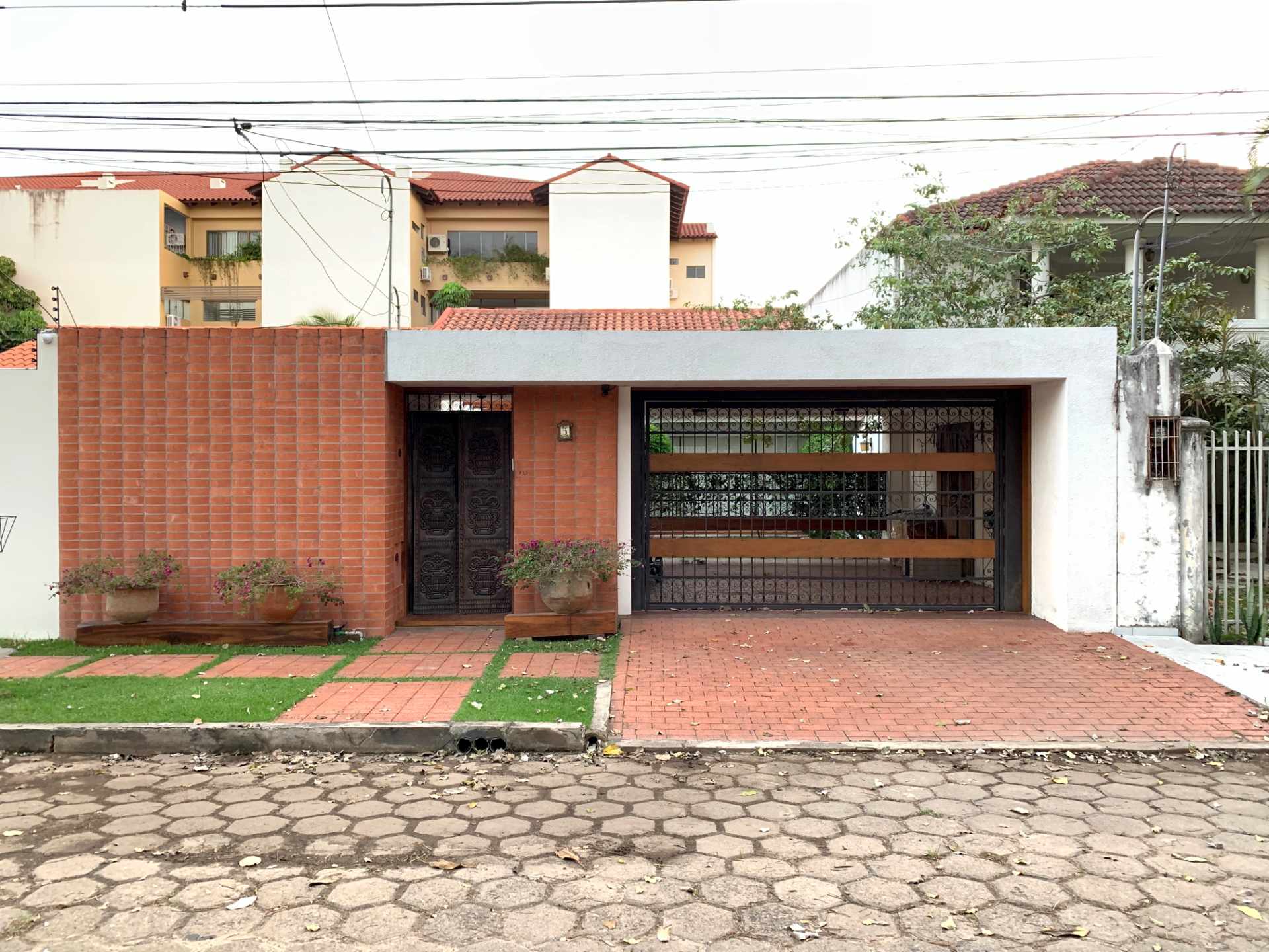 Casa en Las Palmas en Santa Cruz de la Sierra 3 dormitorios 4 baños 2 parqueos Foto 2