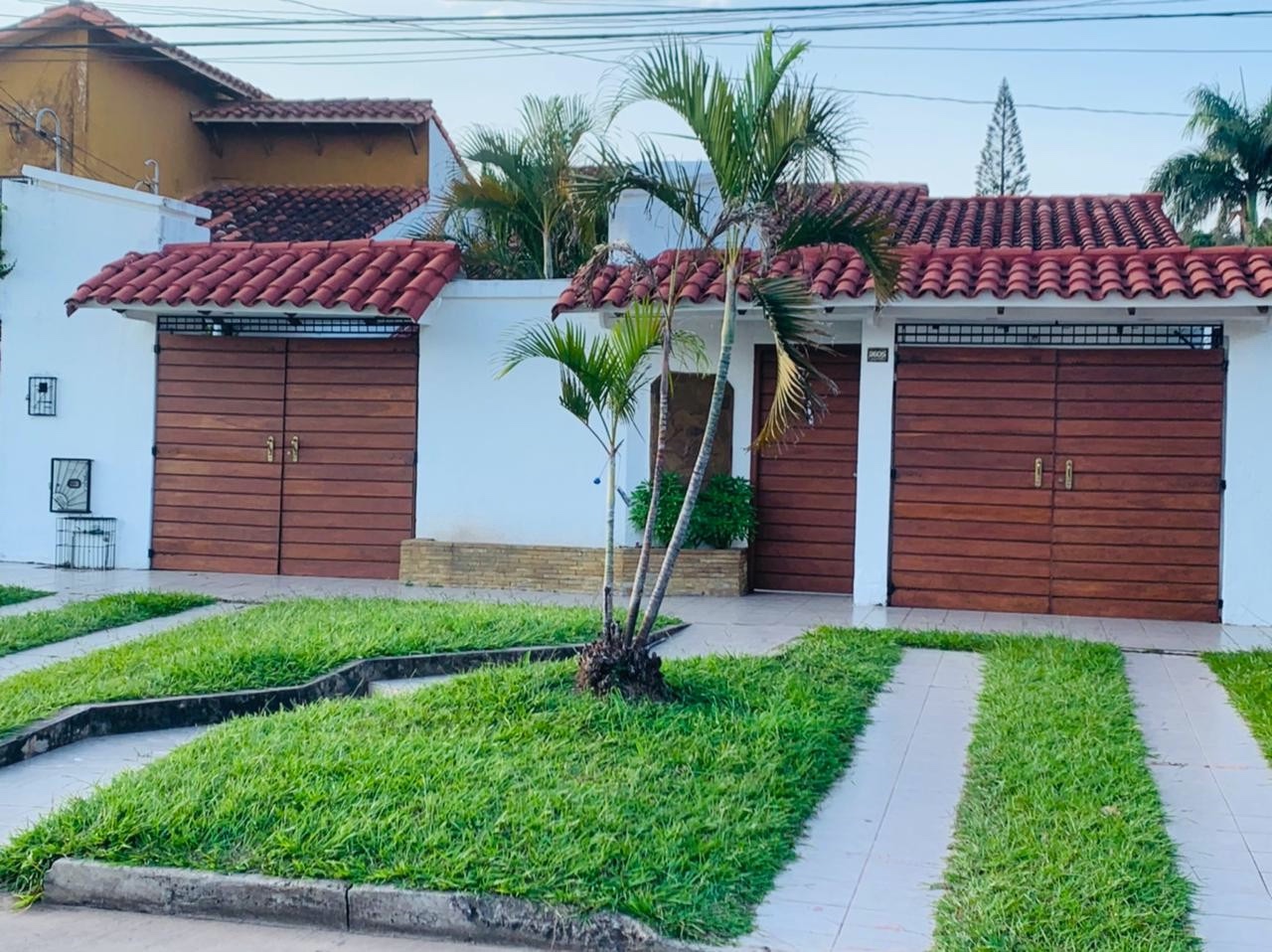 Casa en Entre 2do y 3er anillo Este en Santa Cruz de la Sierra 4 dormitorios 4 baños 3 parqueos Foto 1