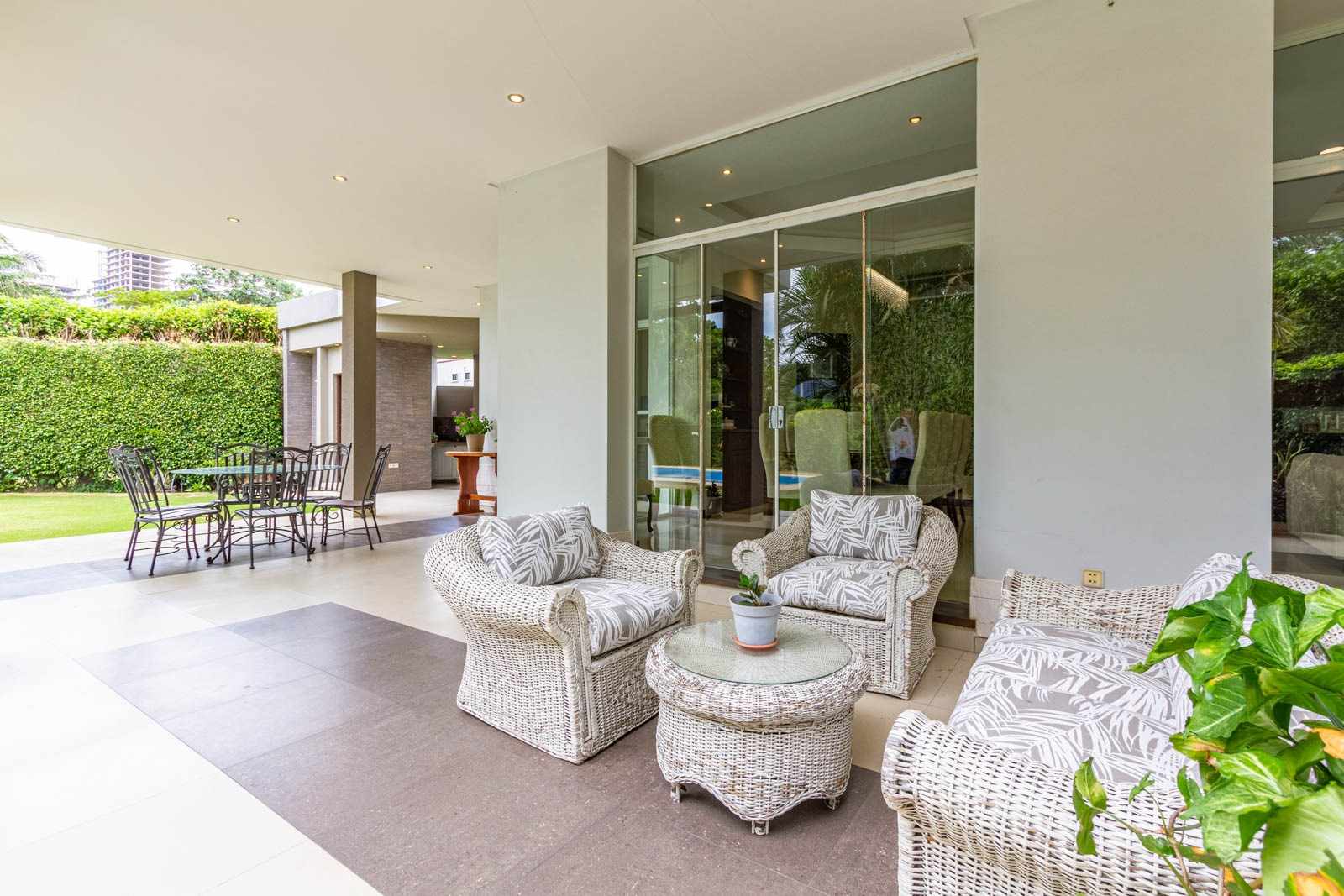 Casa URUBO CONDOMINIO JARDINES DEL URUBO 1
HERMOSA Y ELEGANTE AMOBLADA CASA EN ALQUILER !!!!
CON 4 HABITACIONES SUITE  Foto 24