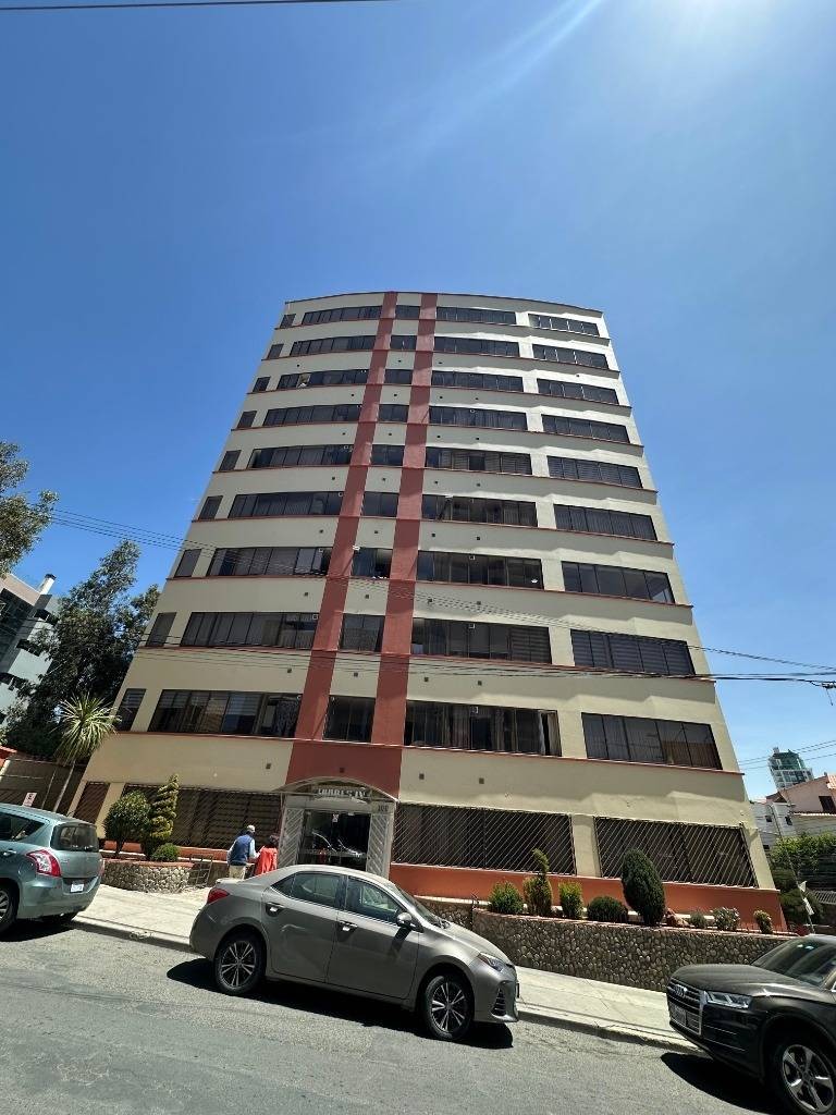 Departamento en Venta
EN VENTA – DEPARTAMENTO DE 3 DORMITORIOS EN AV. BALLIVIÁN Y CALLE 25 3 dormitorios 3 baños 1 parqueos Foto 1