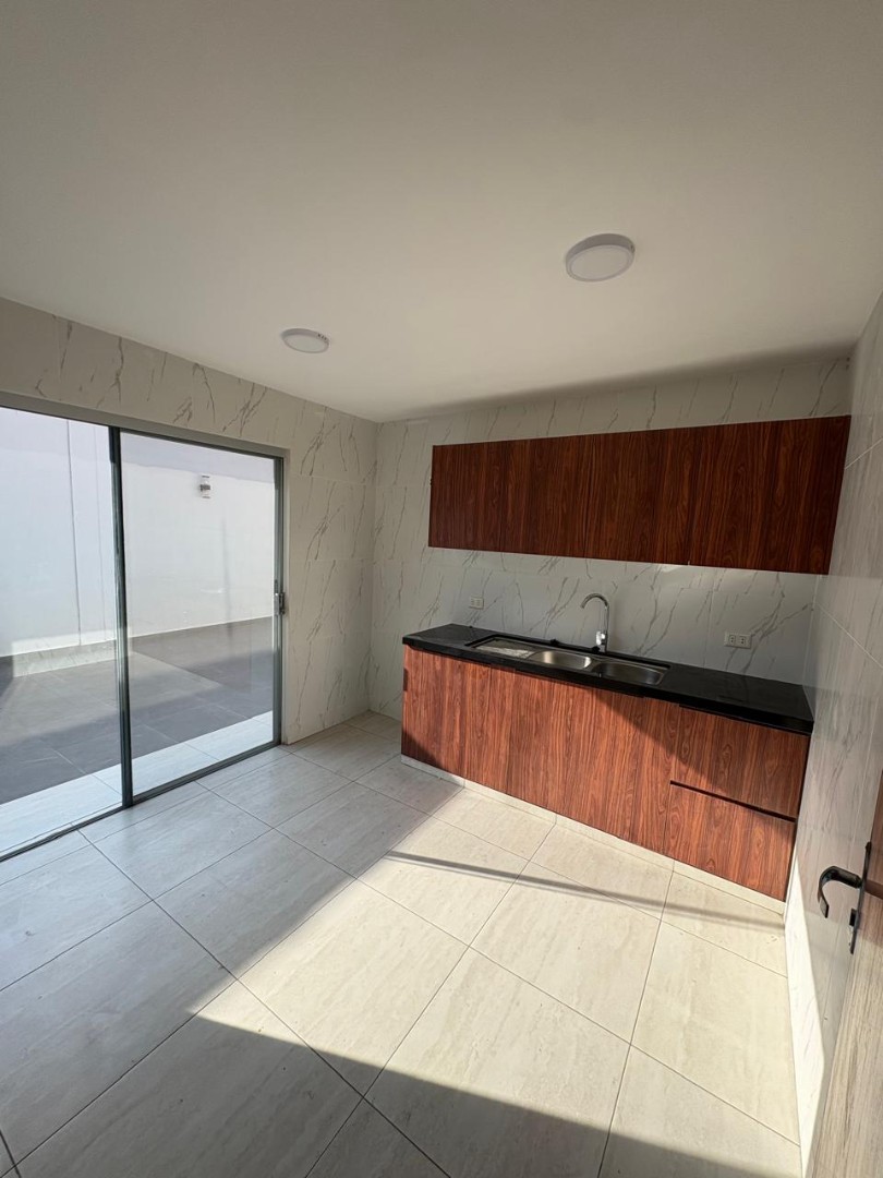 Casa en VentaZona norte, C/ Las Piñas, en plena esquina, entre  la Av. Mutualista y Alemana Foto 5