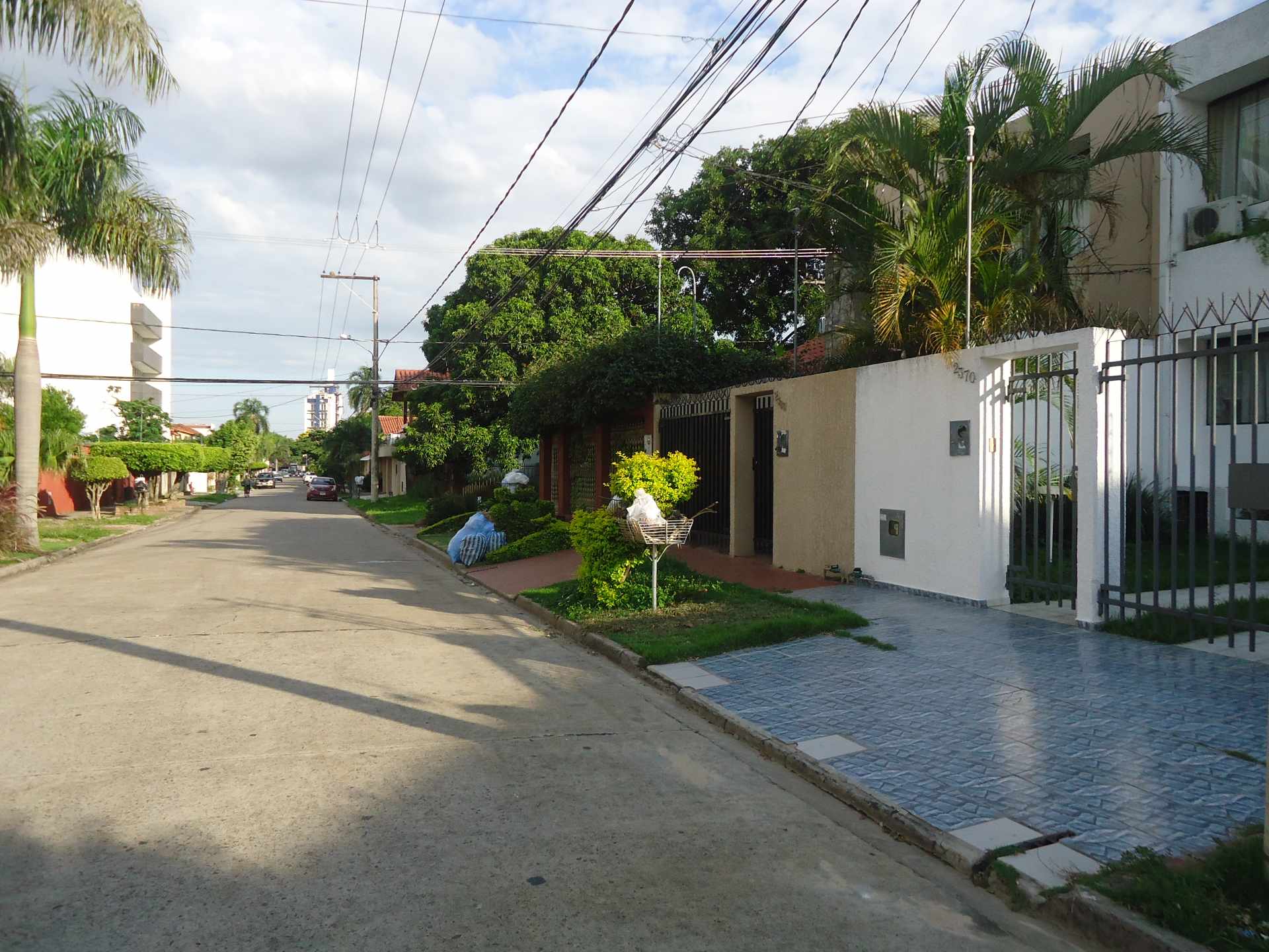 Casa en VentaZona Norte, en calle La Chonta a 1 cuadra y ½ de la Av. Alemana y 4 cuadras antes del 3er. anillo. Foto 3
