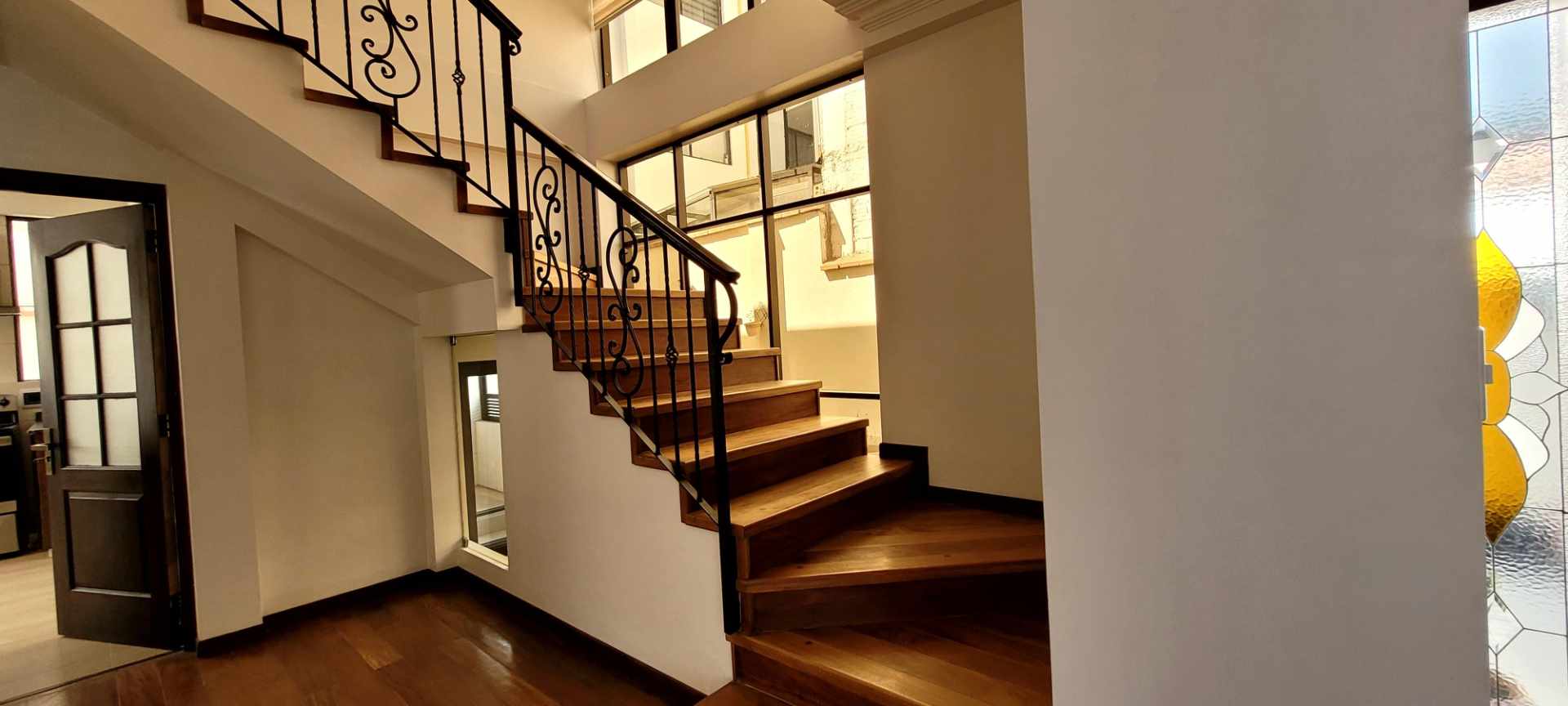 Casa en Alquiler
Hermosa y moderna casa en  alquiler en Achumani 3 dormitorios 4 baños 3 parqueos Foto 3