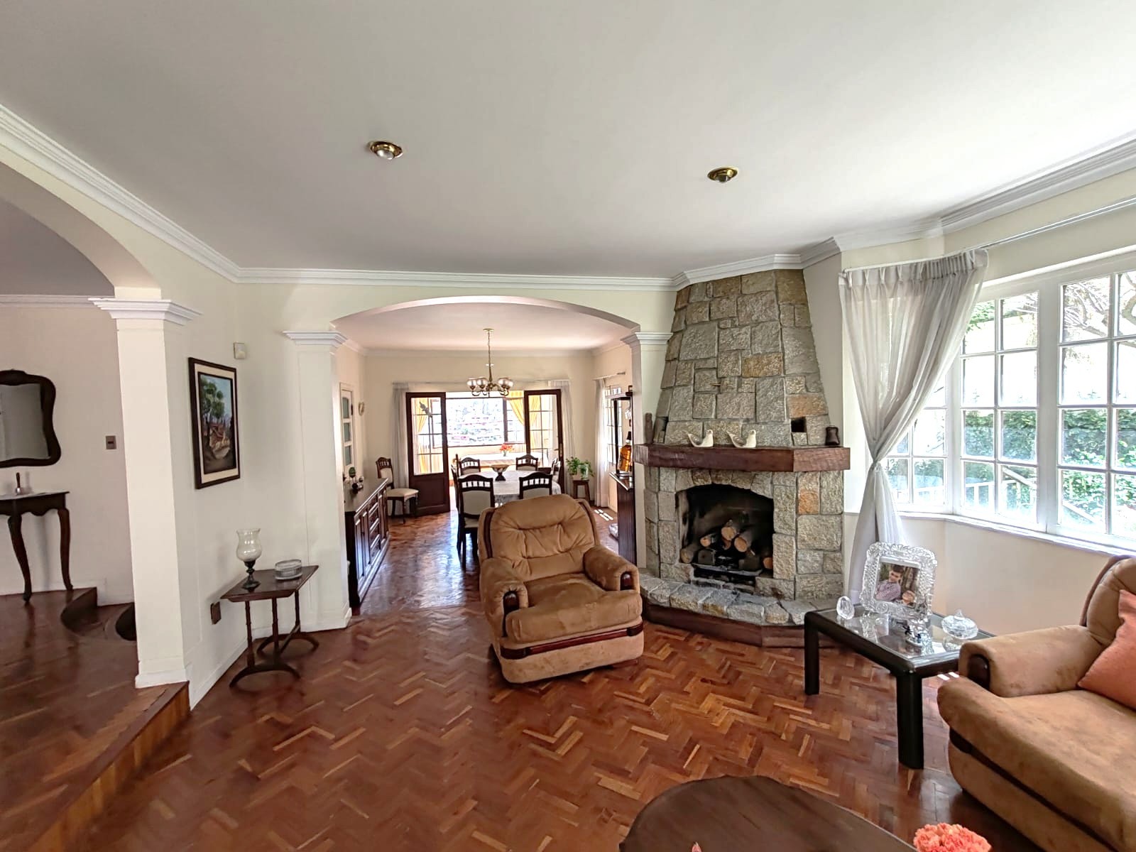 Casa en Venta Amplia y acogedora casa en venta en Irpavi – Zona El Vergel 3 dormitorios 3 baños 3 parqueos Foto 1