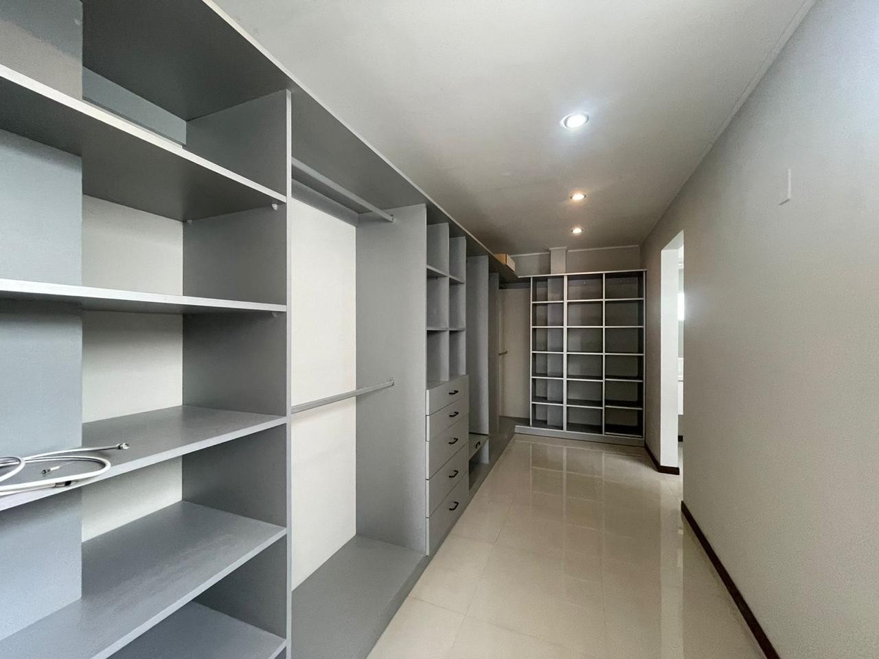 Casa en Entre 3er y 4to anillo Oeste en Santa Cruz de la Sierra 4 dormitorios 6 baños 4 parqueos Foto 34