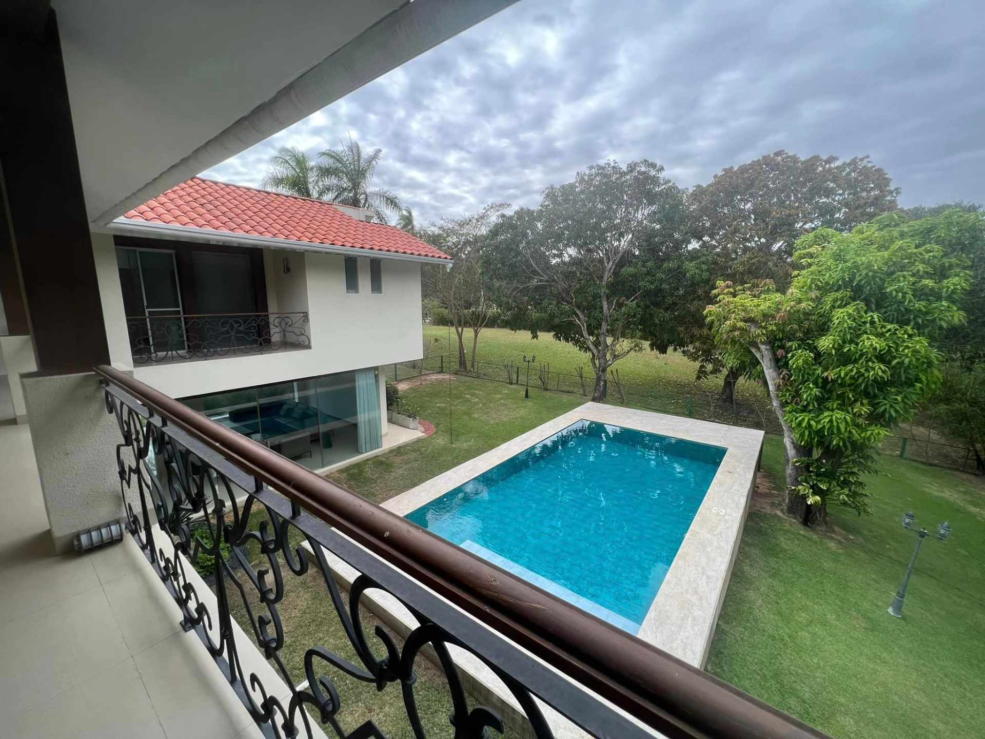 Casa en AlquilerCONDOMINIO JARDINES DEL URUBO  4 dormitorios 5 baños 3 parqueos Foto 1