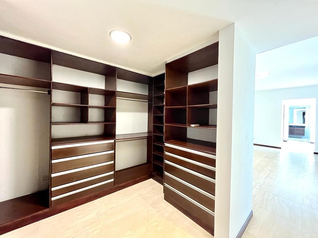 Casa en Entre 5to y 6to anillo Norte en Santa Cruz de la Sierra 4 dormitorios 4 baños 2 parqueos Foto 5