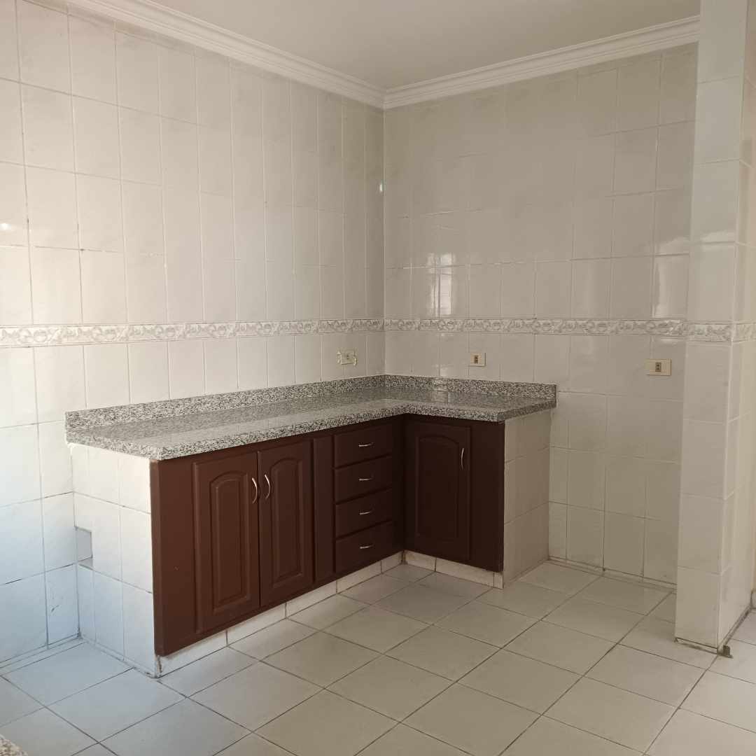 Casa en Venta𝗭𝗼𝗻𝗮 𝗢𝗲𝘀𝘁𝗲: Av. Busch entre 2do y 3er anillo, C/8 Oeste
 Foto 10