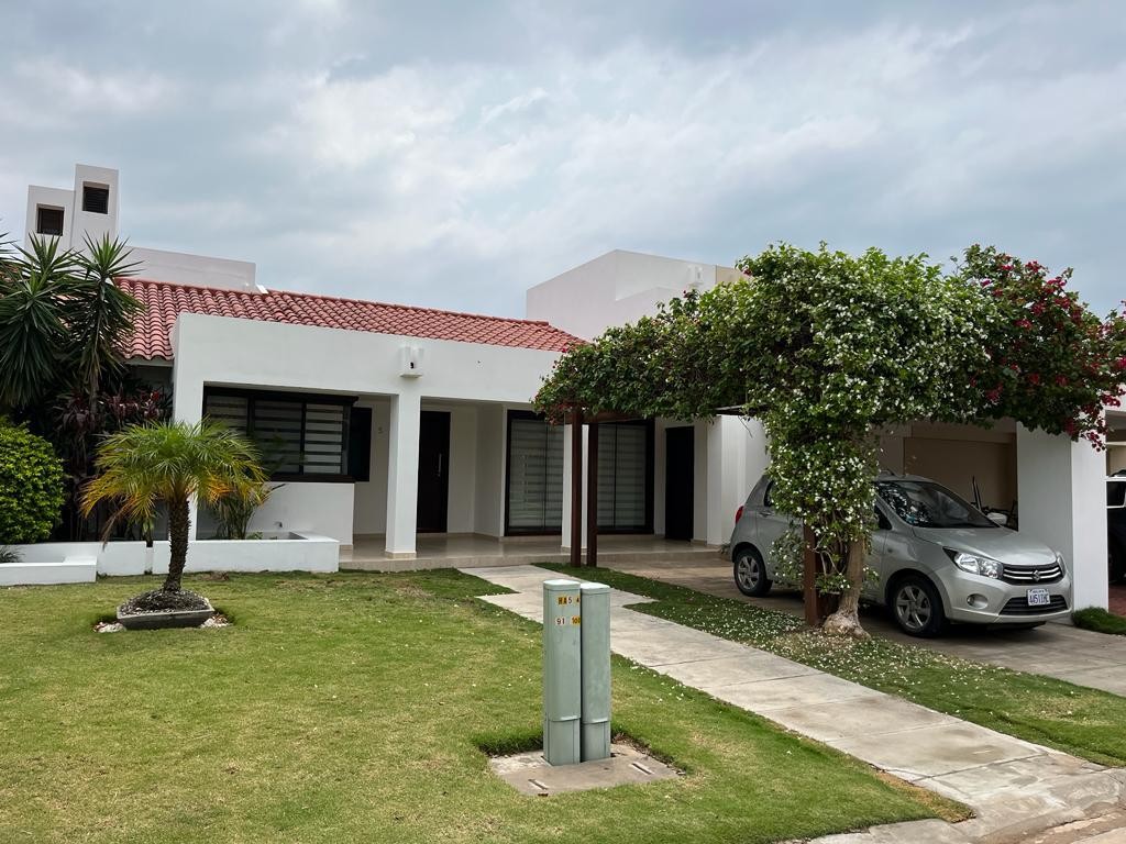 Casa en Entre 5to y 6to anillo Norte en Santa Cruz de la Sierra 4 dormitorios 4 baños 2 parqueos Foto 1