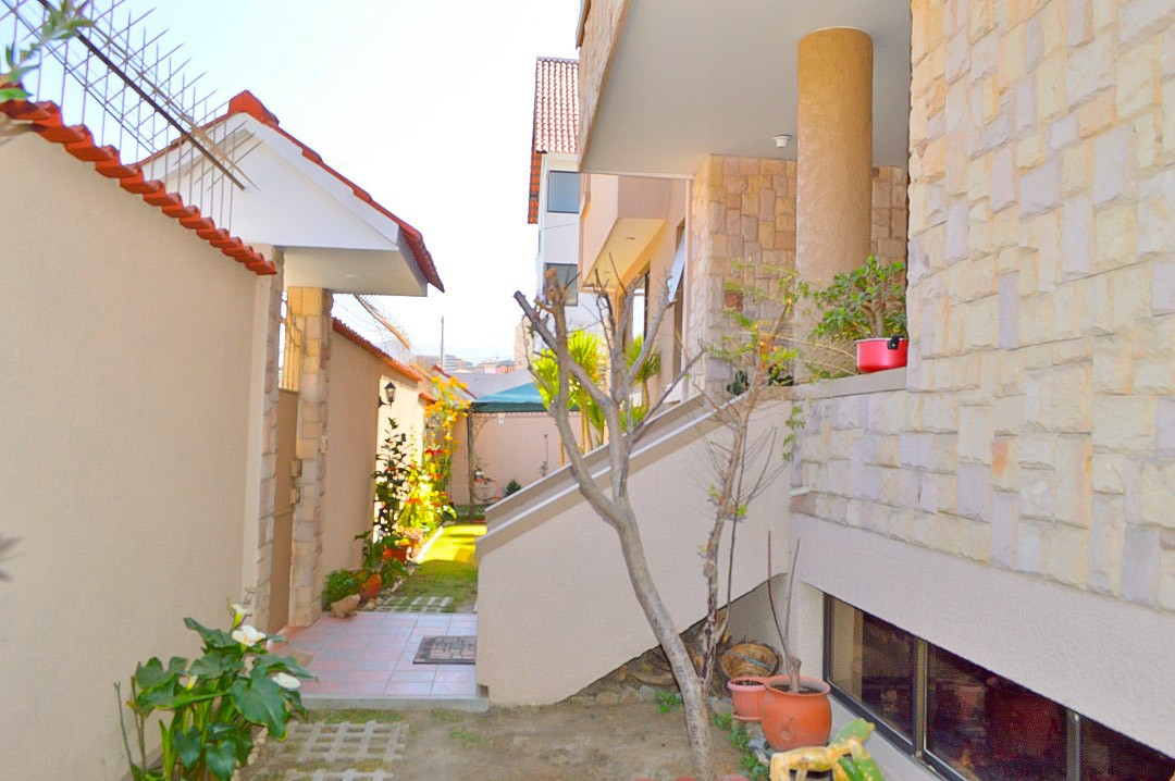 Casa en Venta<b>CASA EN VENTA EN ACHUMANI BAJO</b> 4 dormitorios 4 baños 2 parqueos Foto 19