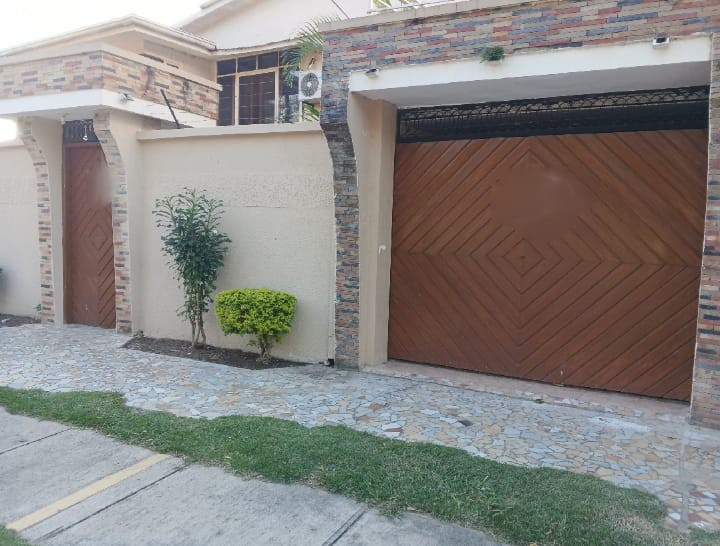 Casa en AlquilerAlquiler de Casa sobre Av 3er Anillo  5 dormitorios 4 baños 2 parqueos Foto 1