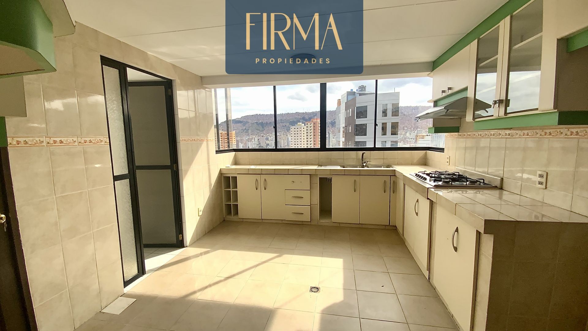 Departamento en VentaCOMPRA ESTE AMPLIO Y CÉNTRICO DEPARTAMENTO EN MIRAFLORES 5 dormitorios 4 baños 1 parqueos Foto 16